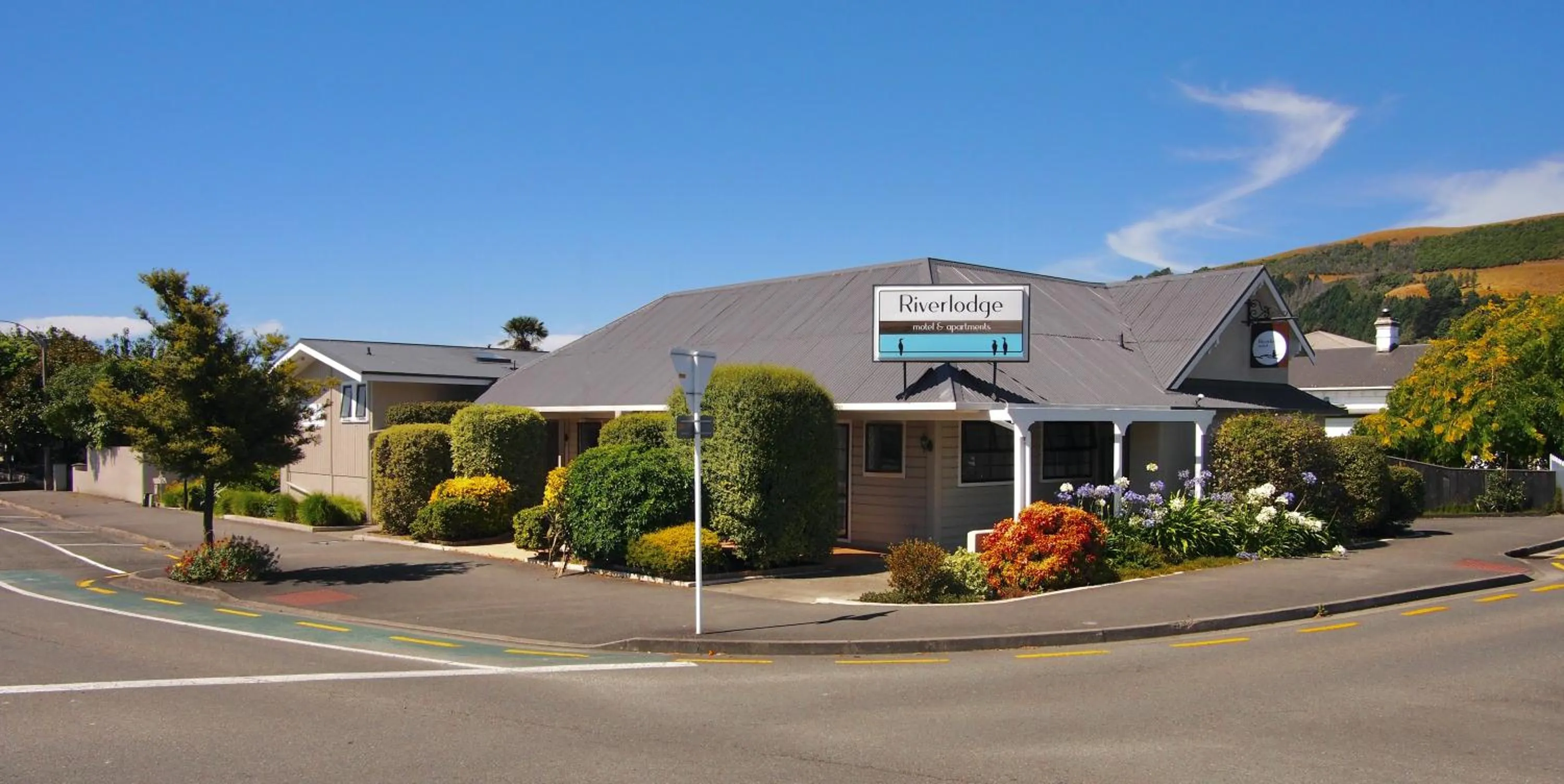 Property building in Riverlodge Motel