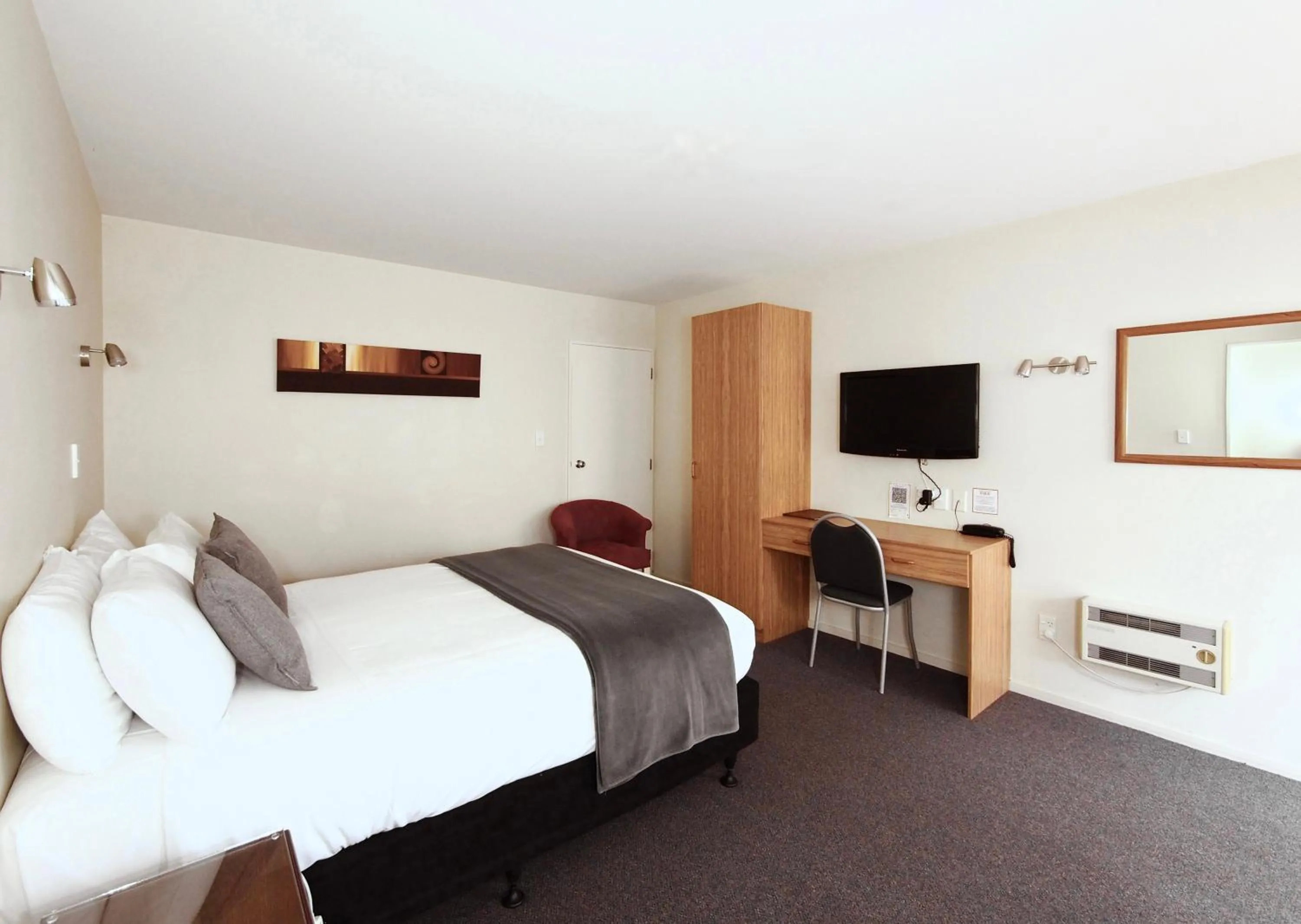 Photo of the whole room, Bed in Riverlodge Motel