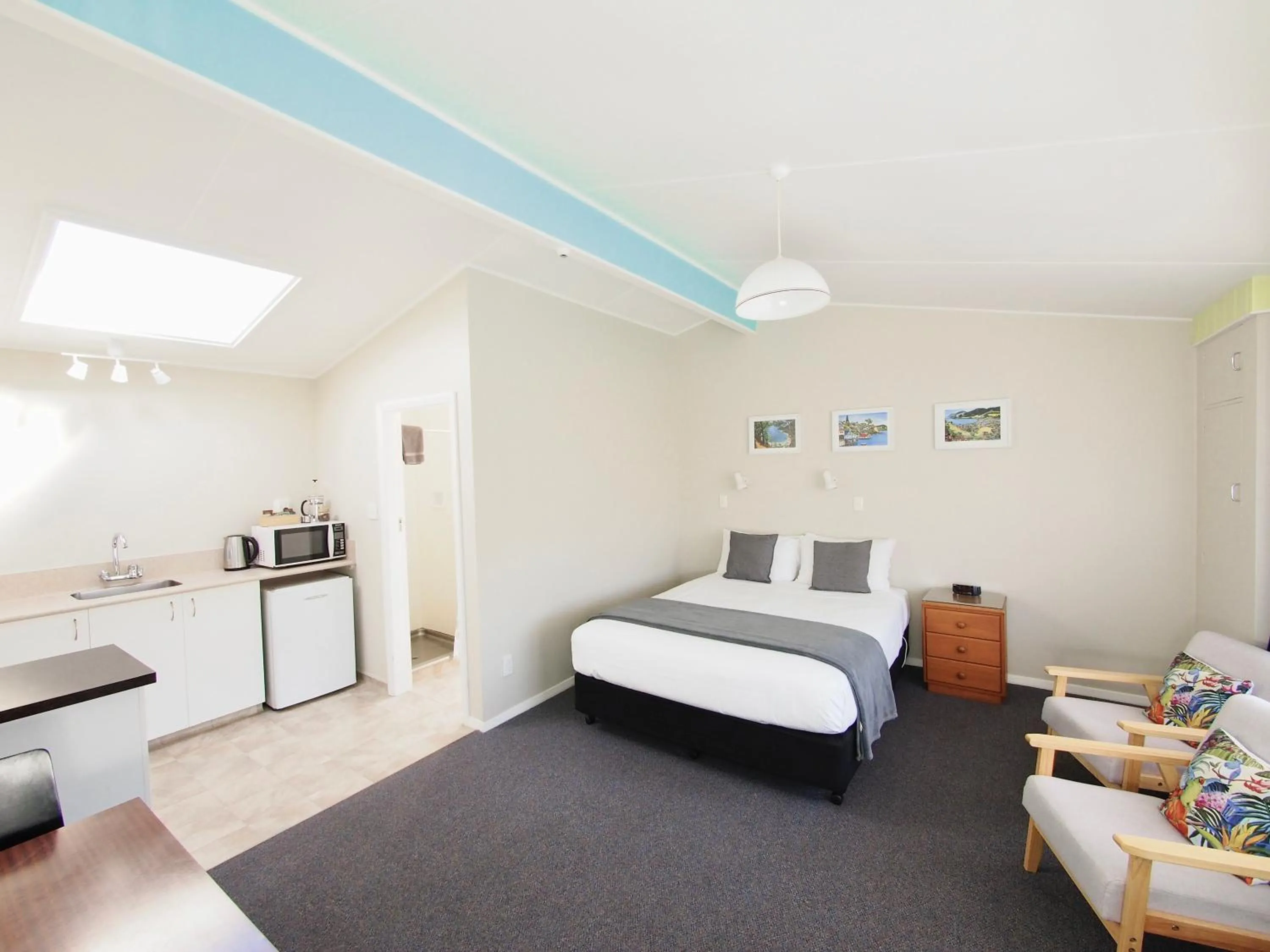 Kitchen or kitchenette, Bed in Riverlodge Motel