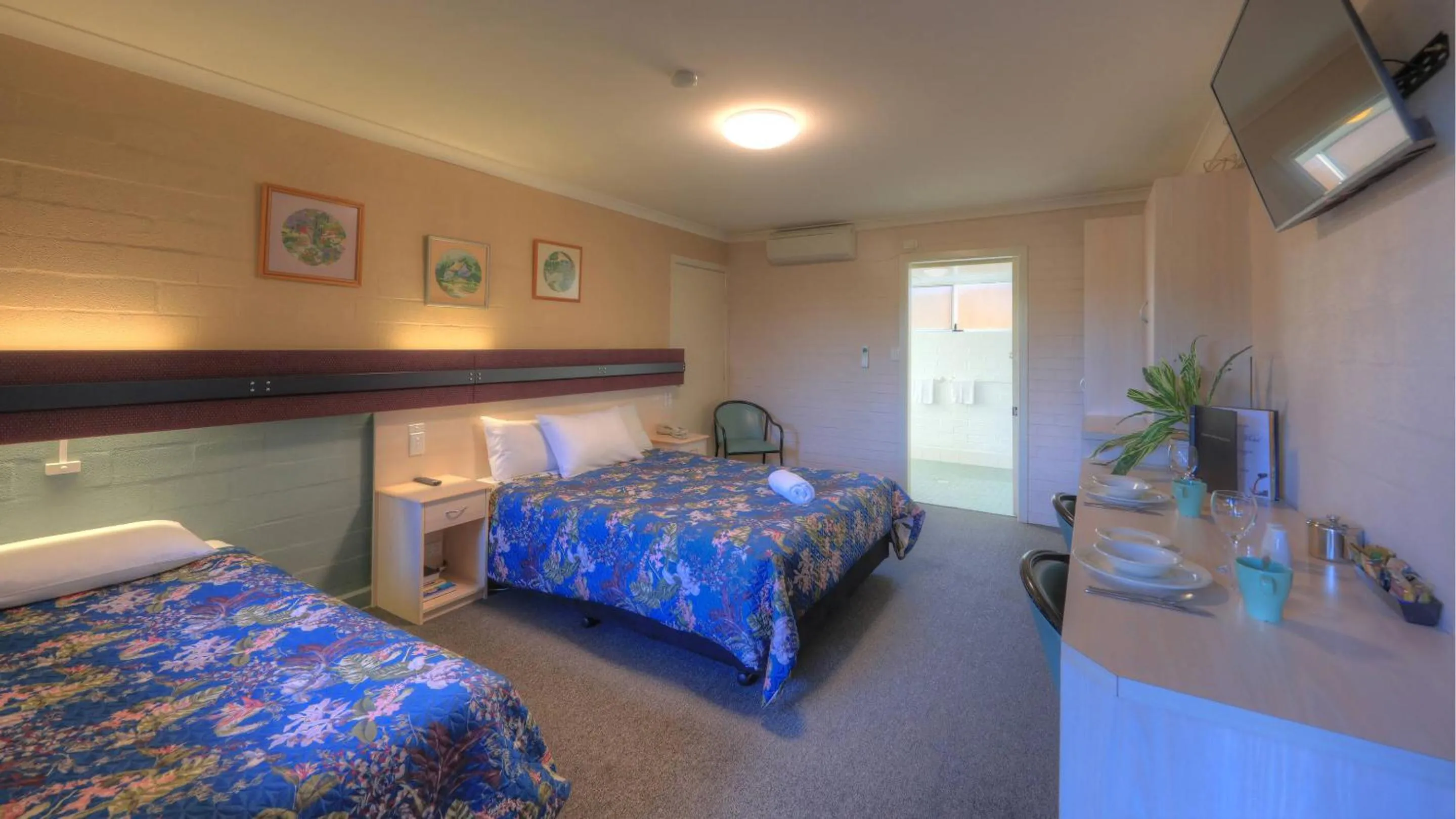 Bed in The Vines Motel & Cottages