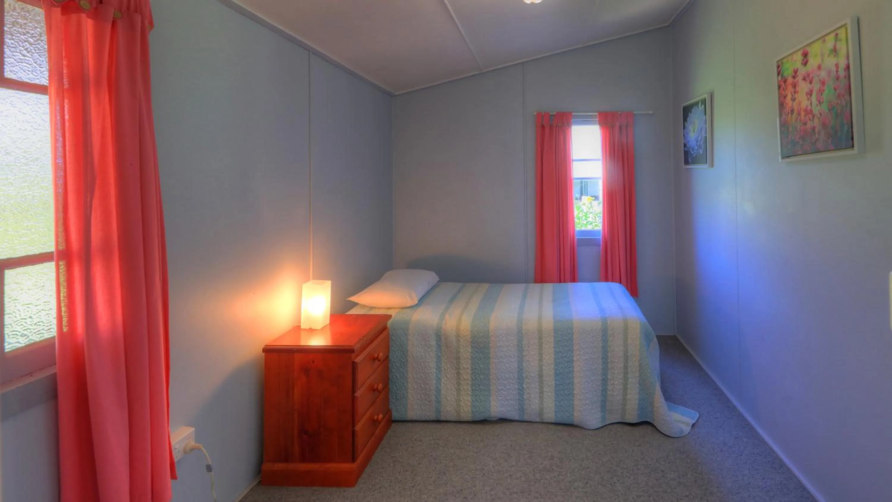 Bed in The Vines Motel & Cottages