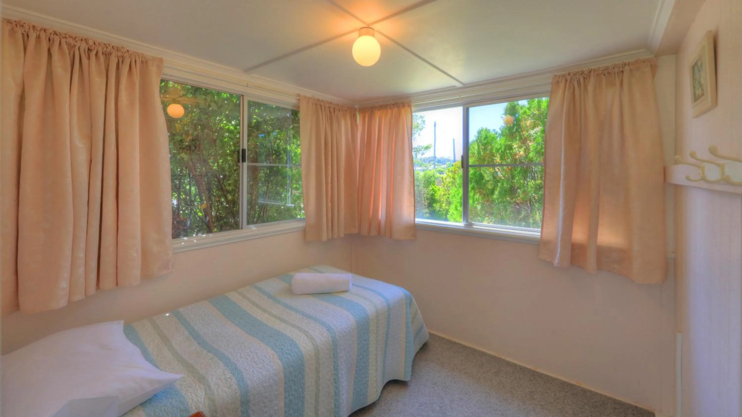 Bed in The Vines Motel & Cottages