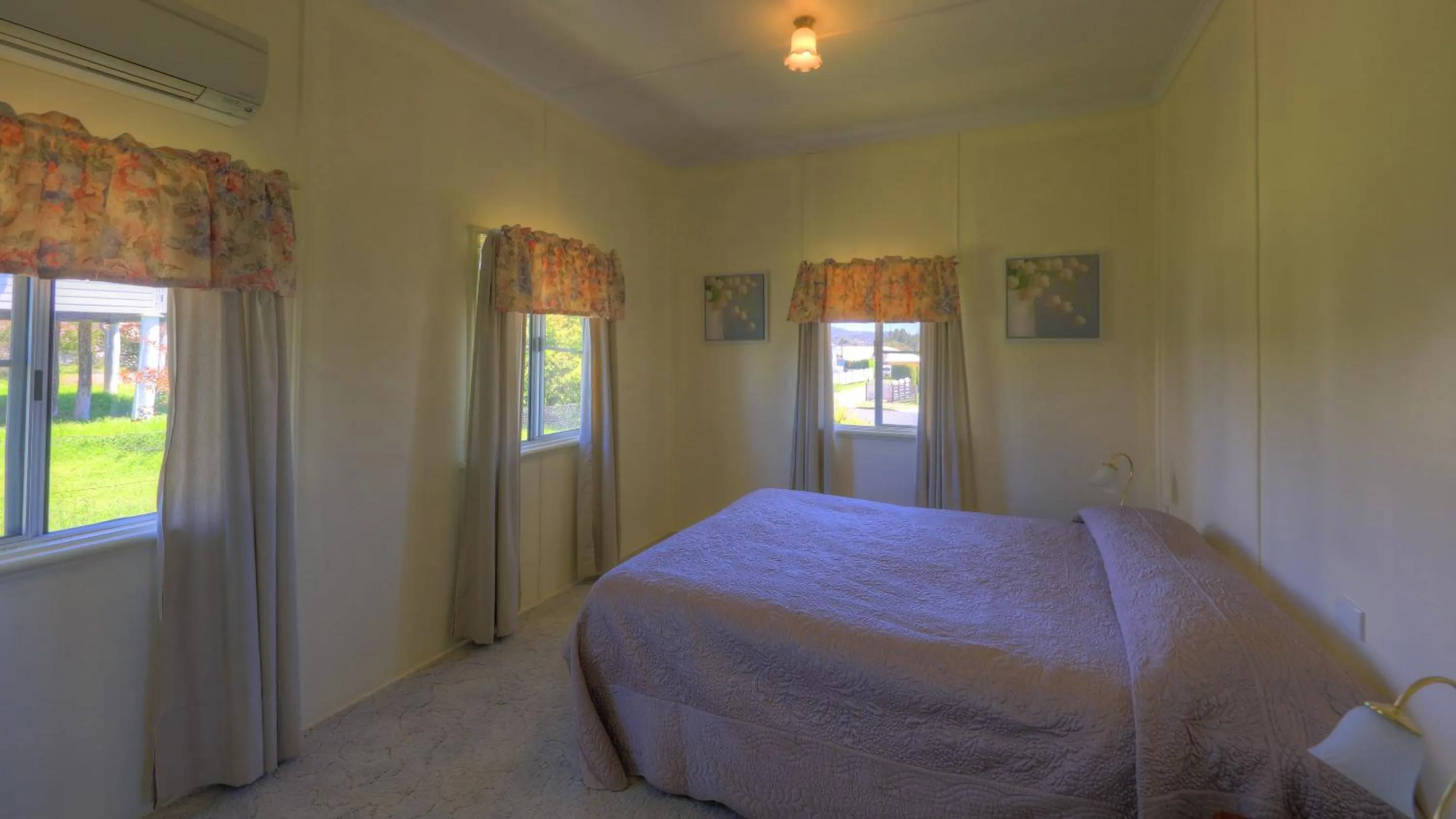 Bed in The Vines Motel & Cottages