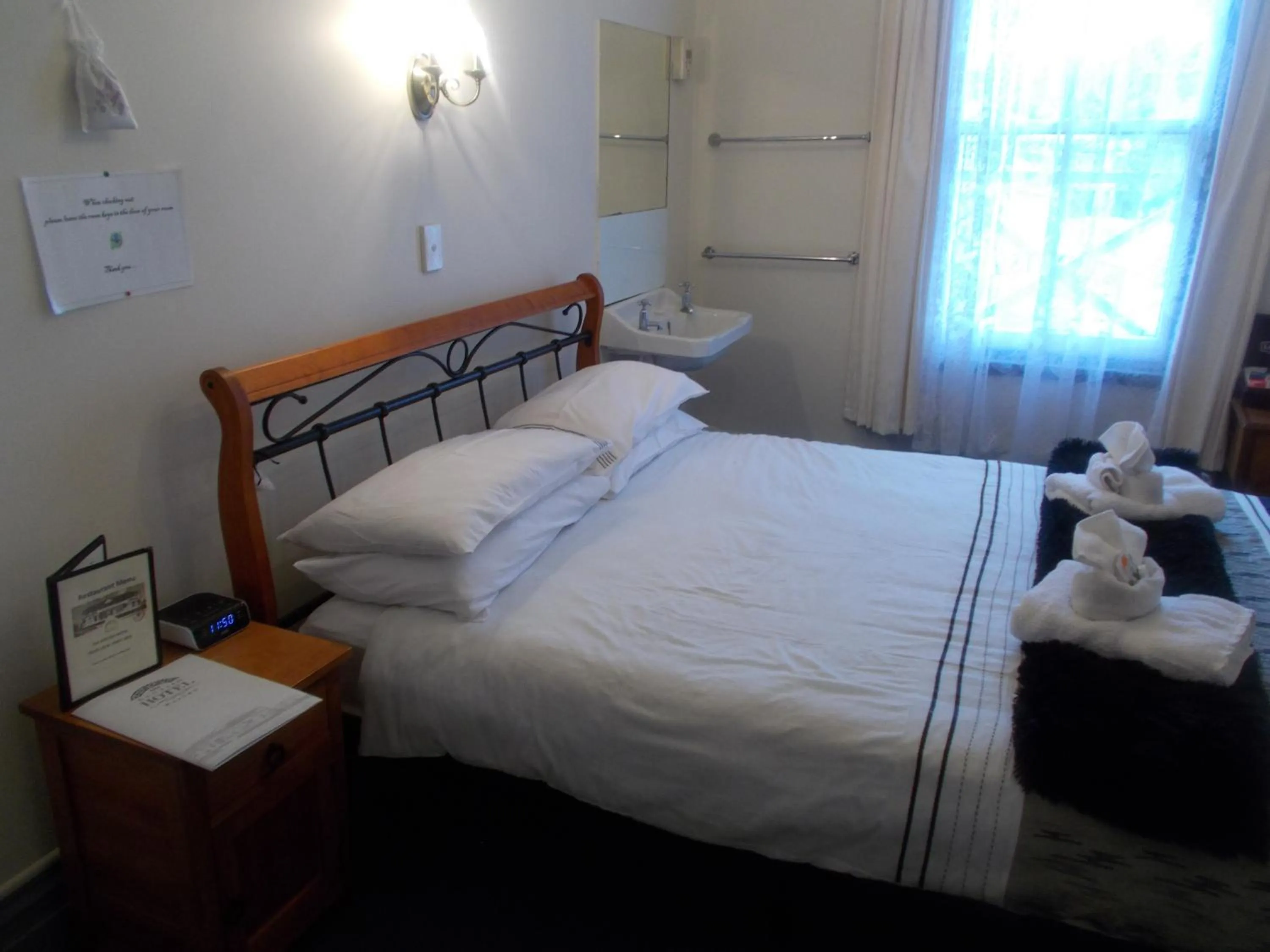 Photo of the whole room, Bed in The Kentish Hotel