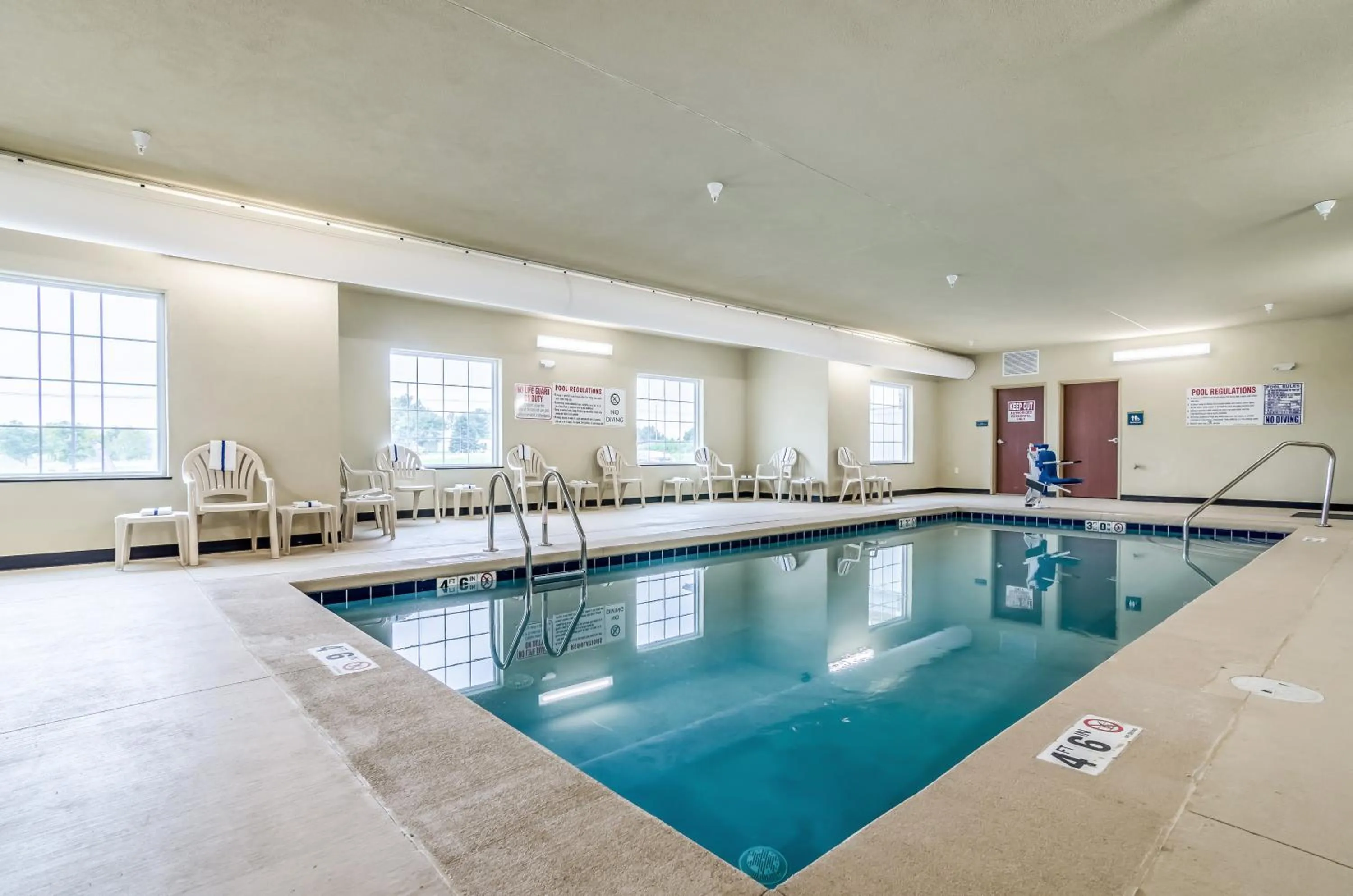 Swimming pool in Cobblestone Hotel & Suites - McCook