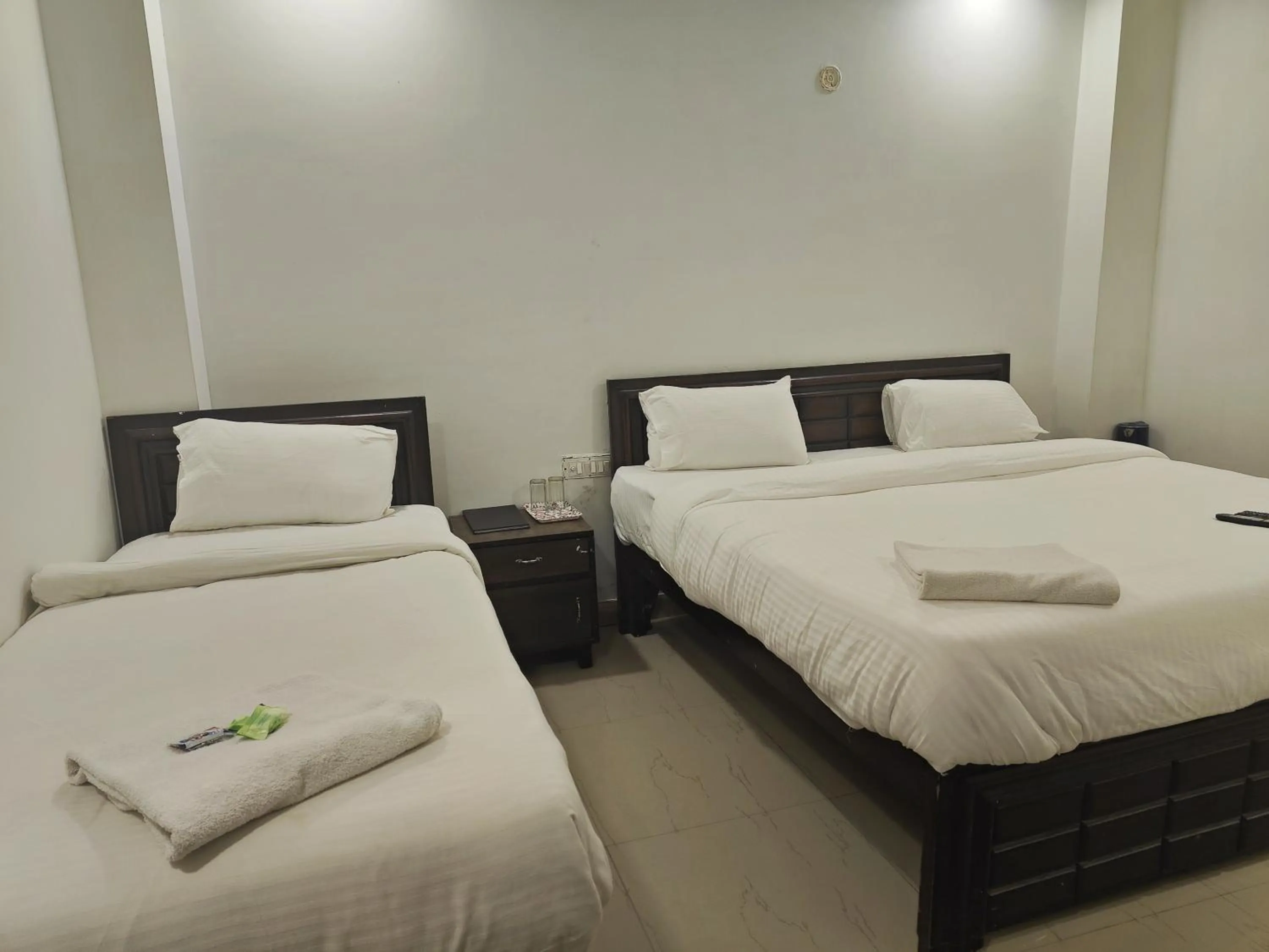 towels, Bed in Hotel Apple Villa - New Delhi