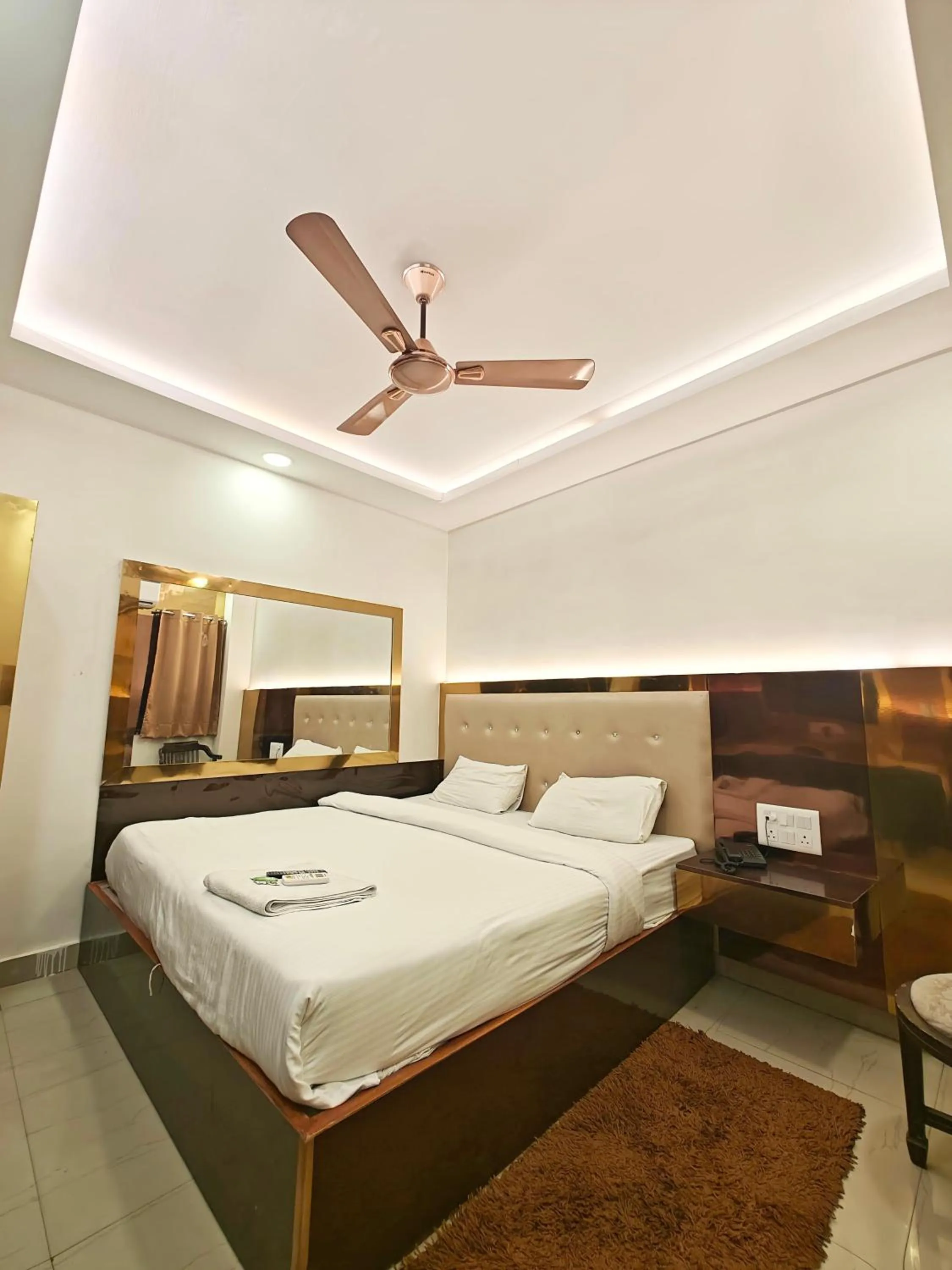 Photo of the whole room, Bed in Hotel Apple Villa - New Delhi