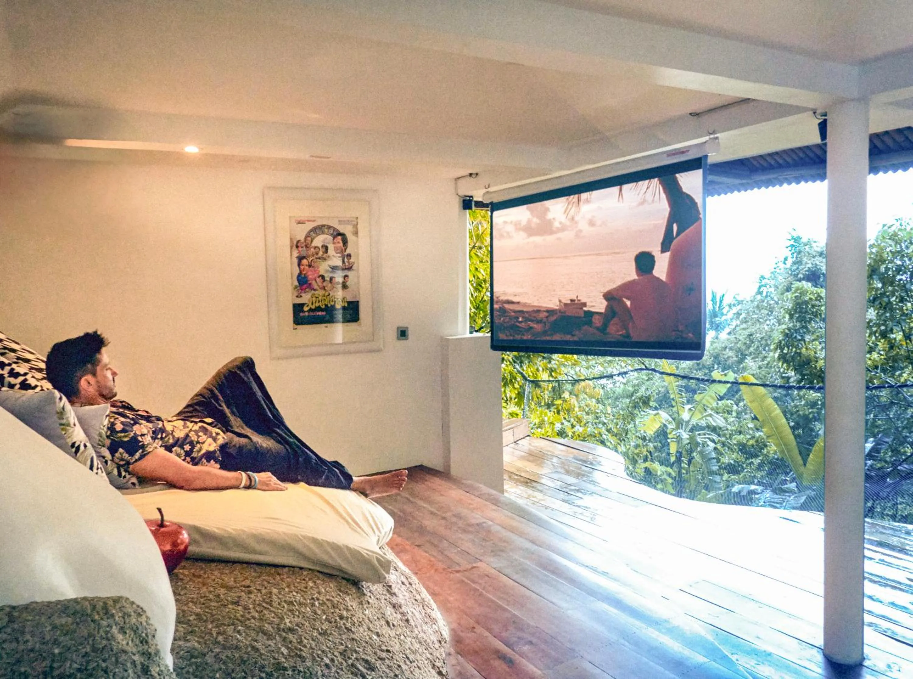 TV and multimedia in Somewhere Only We Know Resort