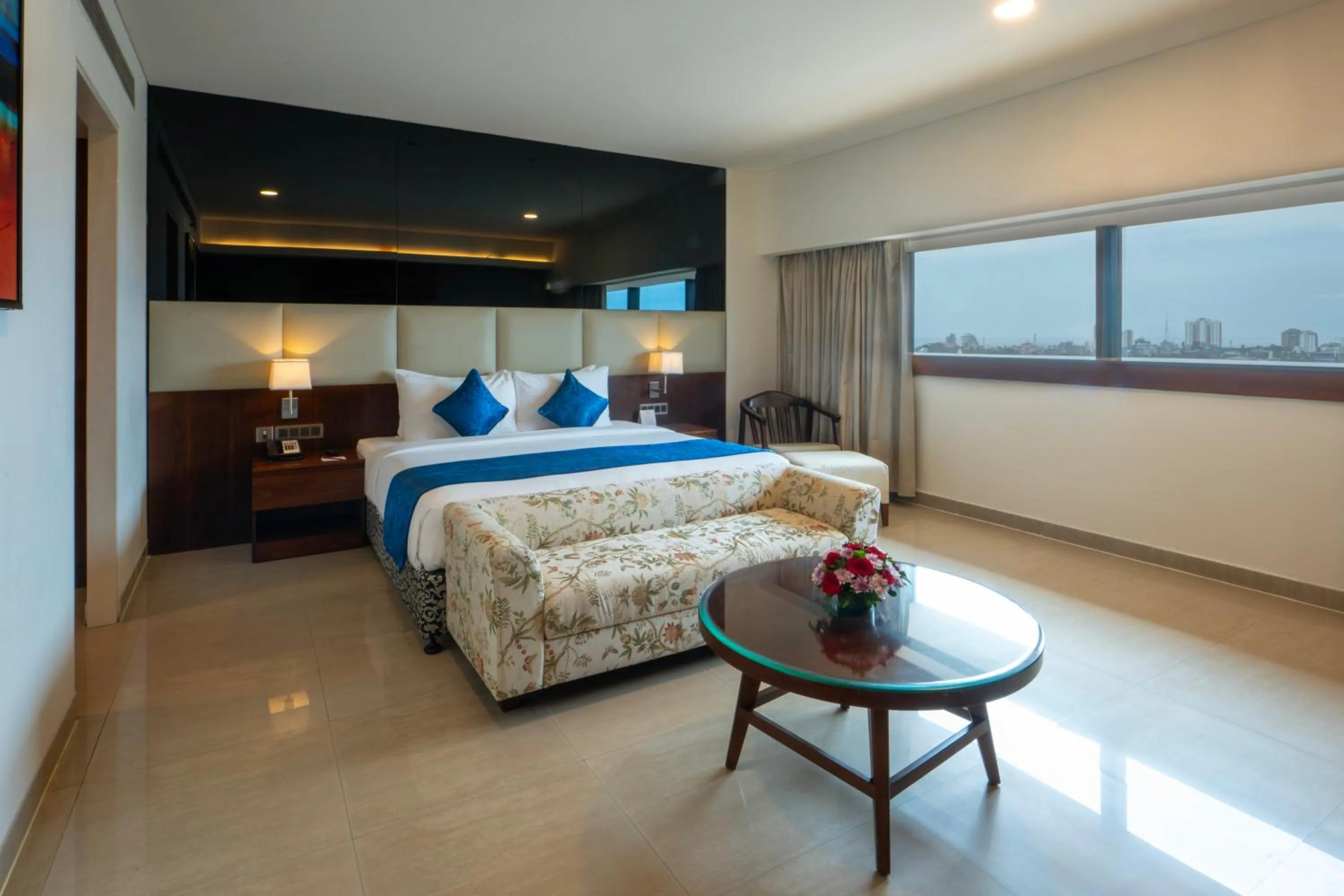 Photo of the whole room, Bed in The Raviz Calicut