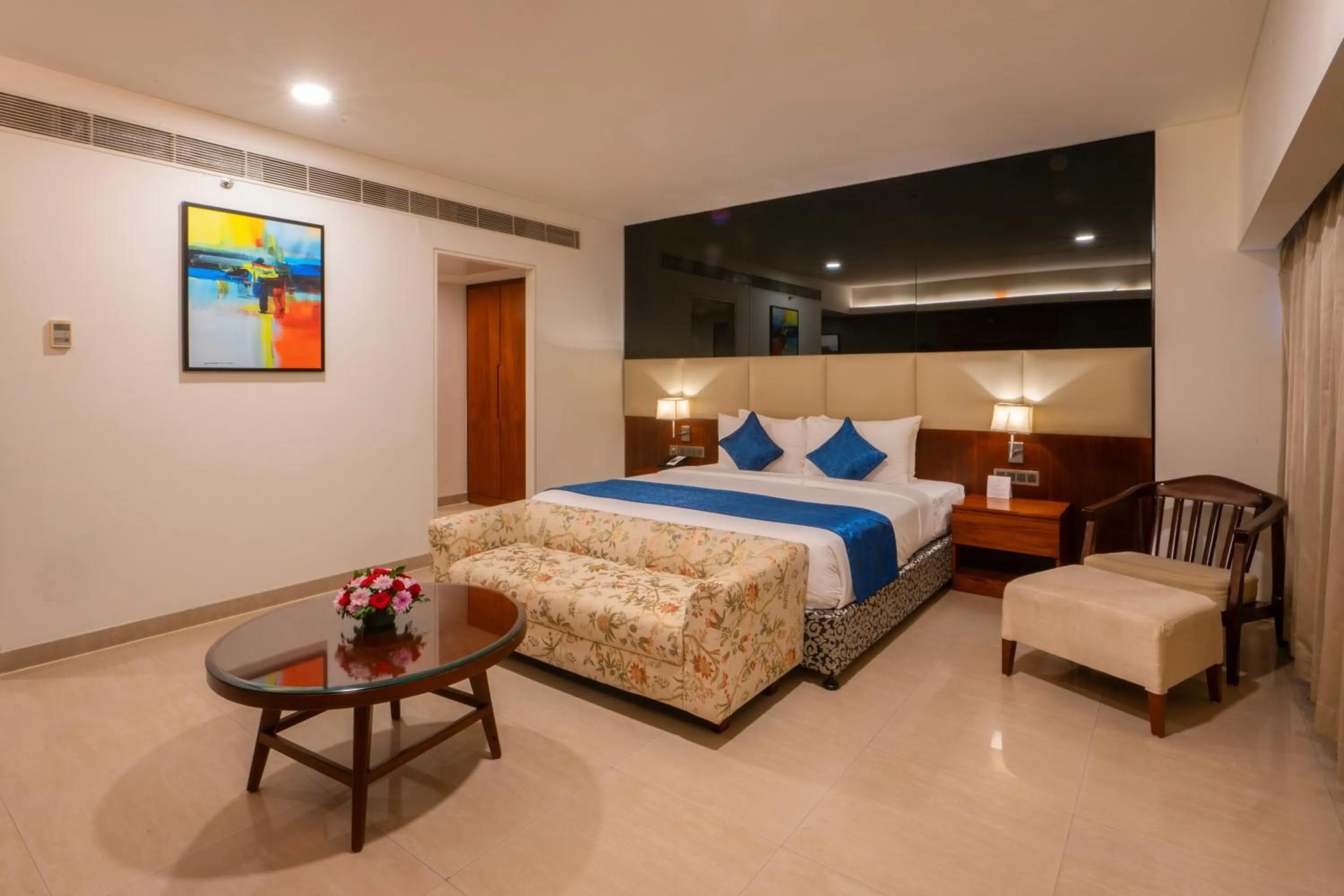 Photo of the whole room, Bed in The Raviz Calicut