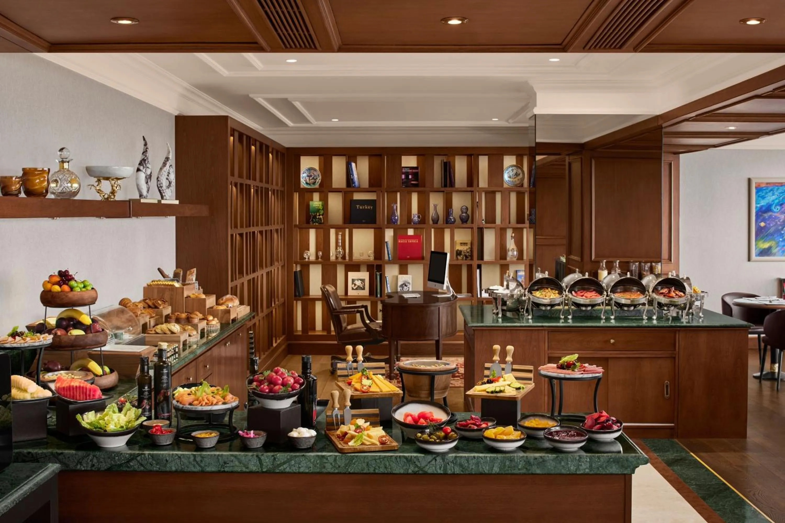 Lounge or bar in The Ritz-Carlton, Istanbul at the Bosphorus