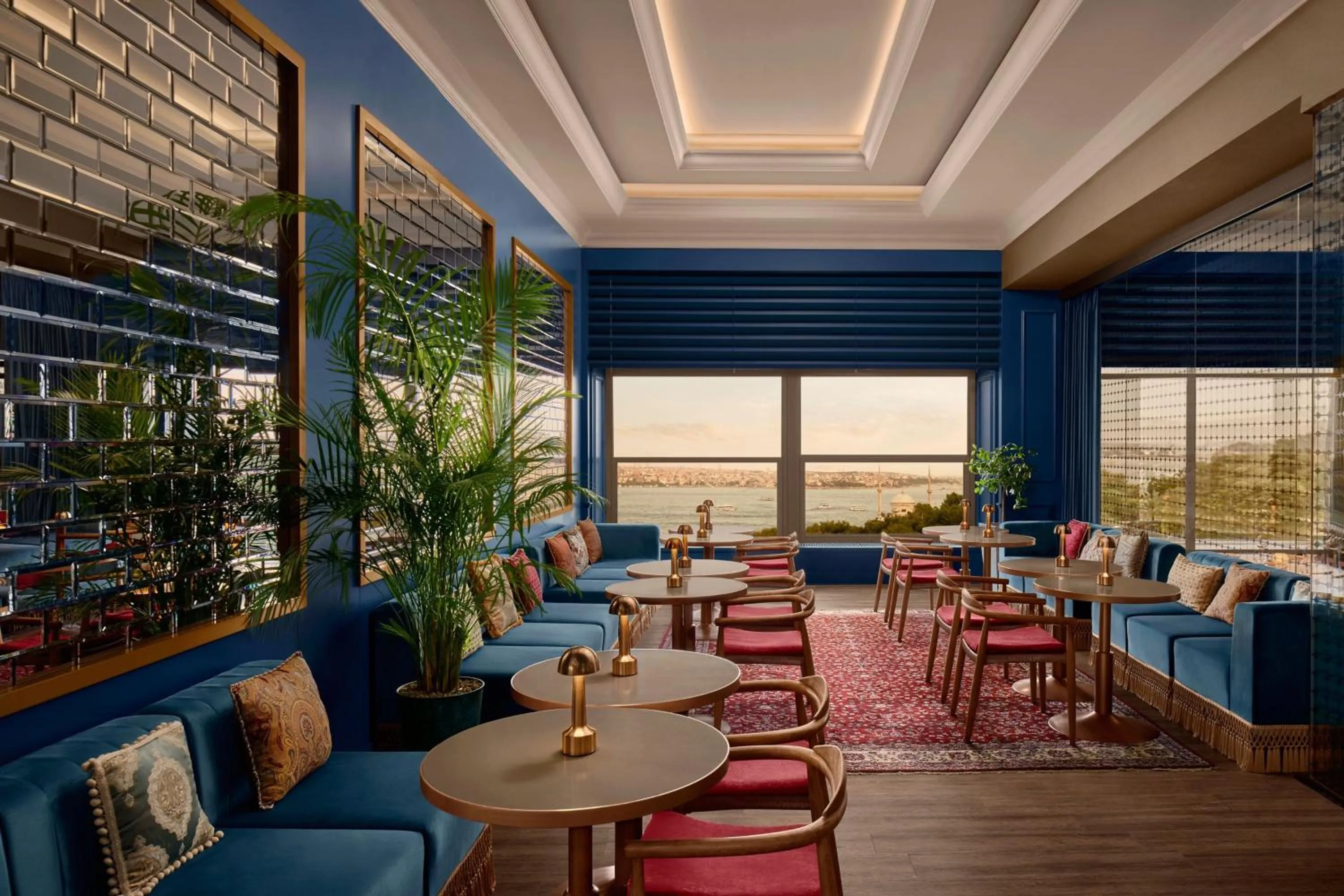 Lounge or bar in The Ritz-Carlton, Istanbul at the Bosphorus