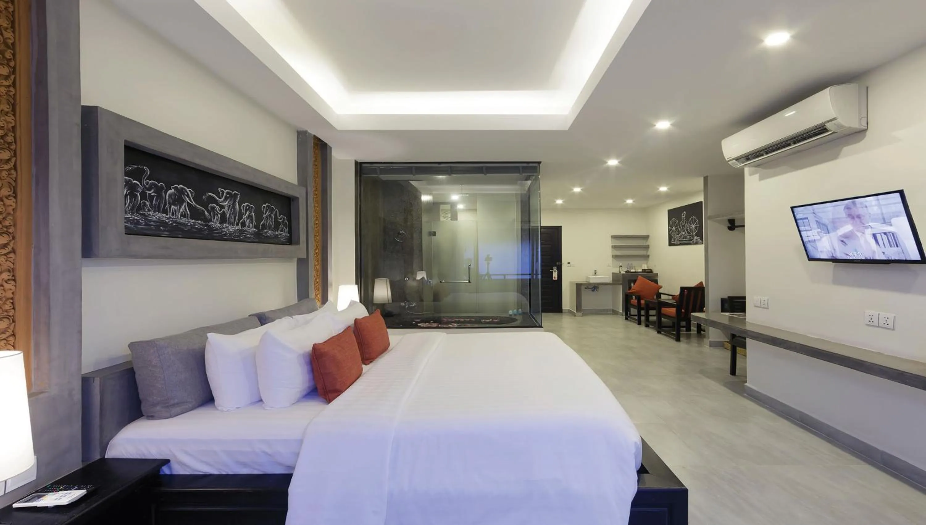 Shower, Bed in Central Suite Residence