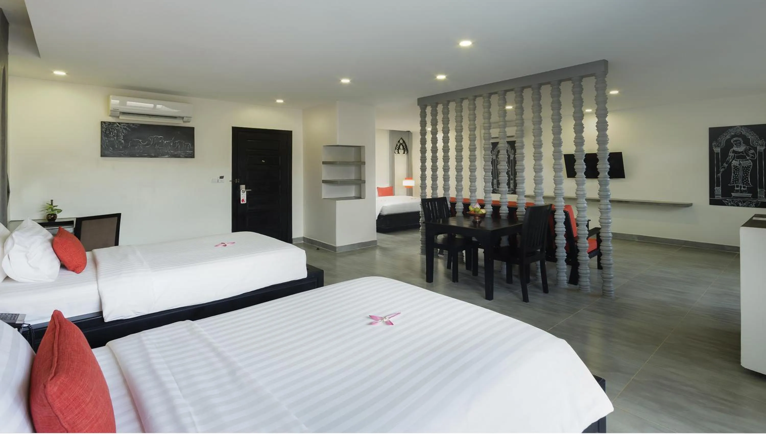 Shower, Bed in Central Suite Residence