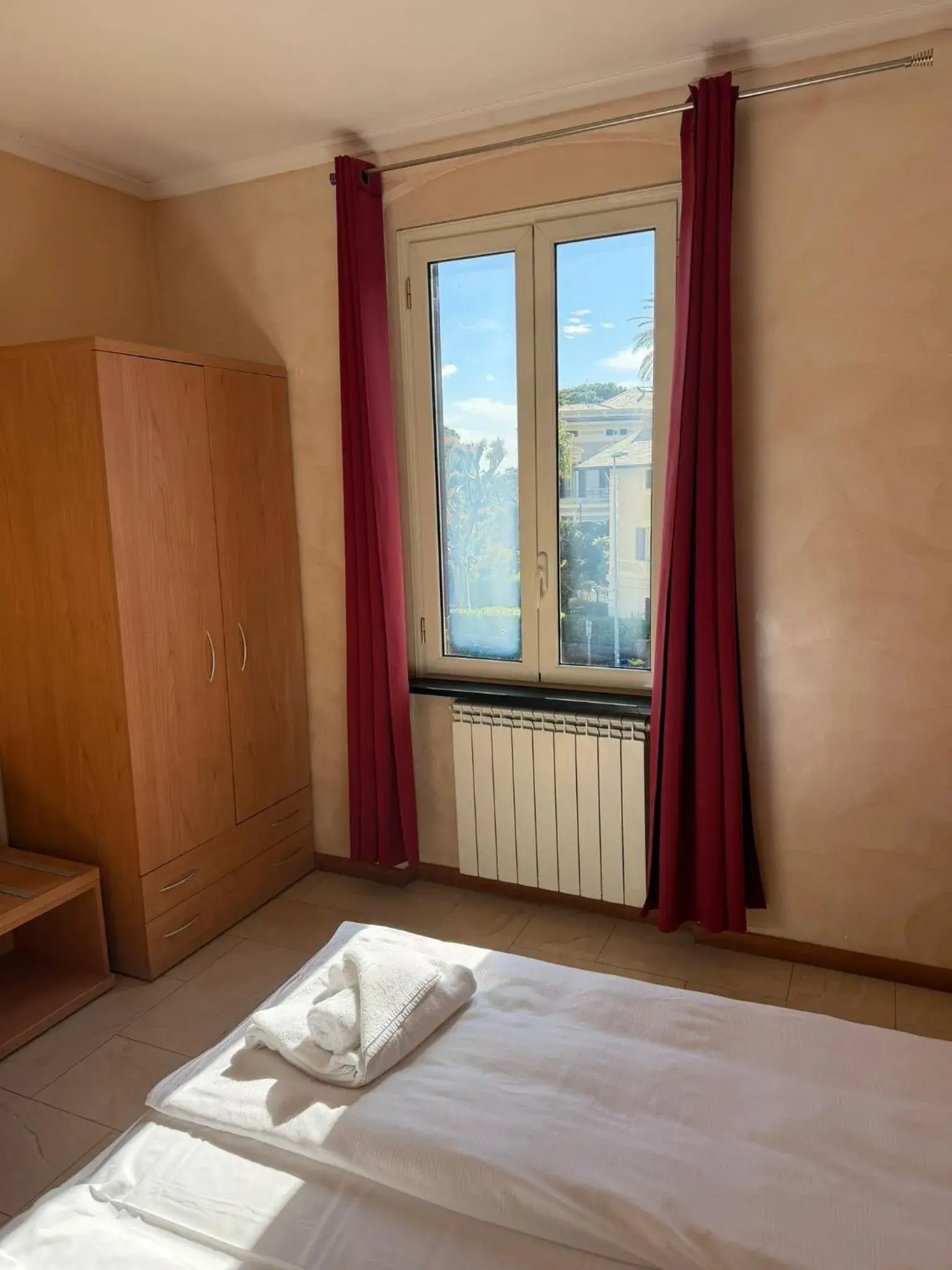 Budget Twin Room in Hotel Villa Flora Budget Twin Room in Hotel Villa Flora