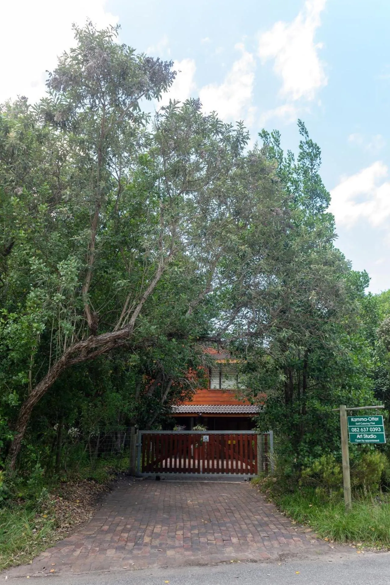 Facade/entrance in Kamma-Otter