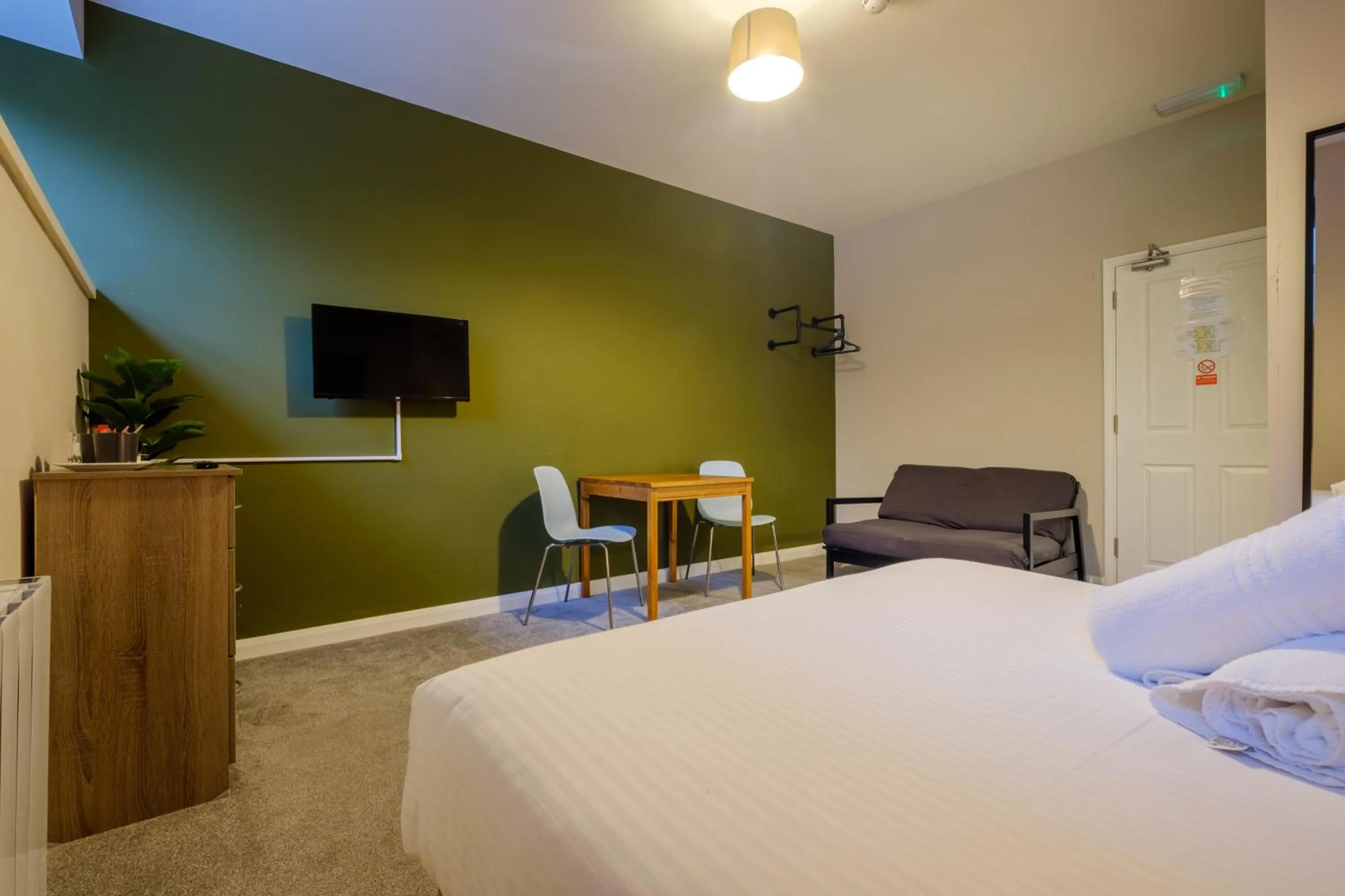 Bed in Station Lodge - FREE off-site Health Club access with Pool, Sauna, Steam Room & Gym