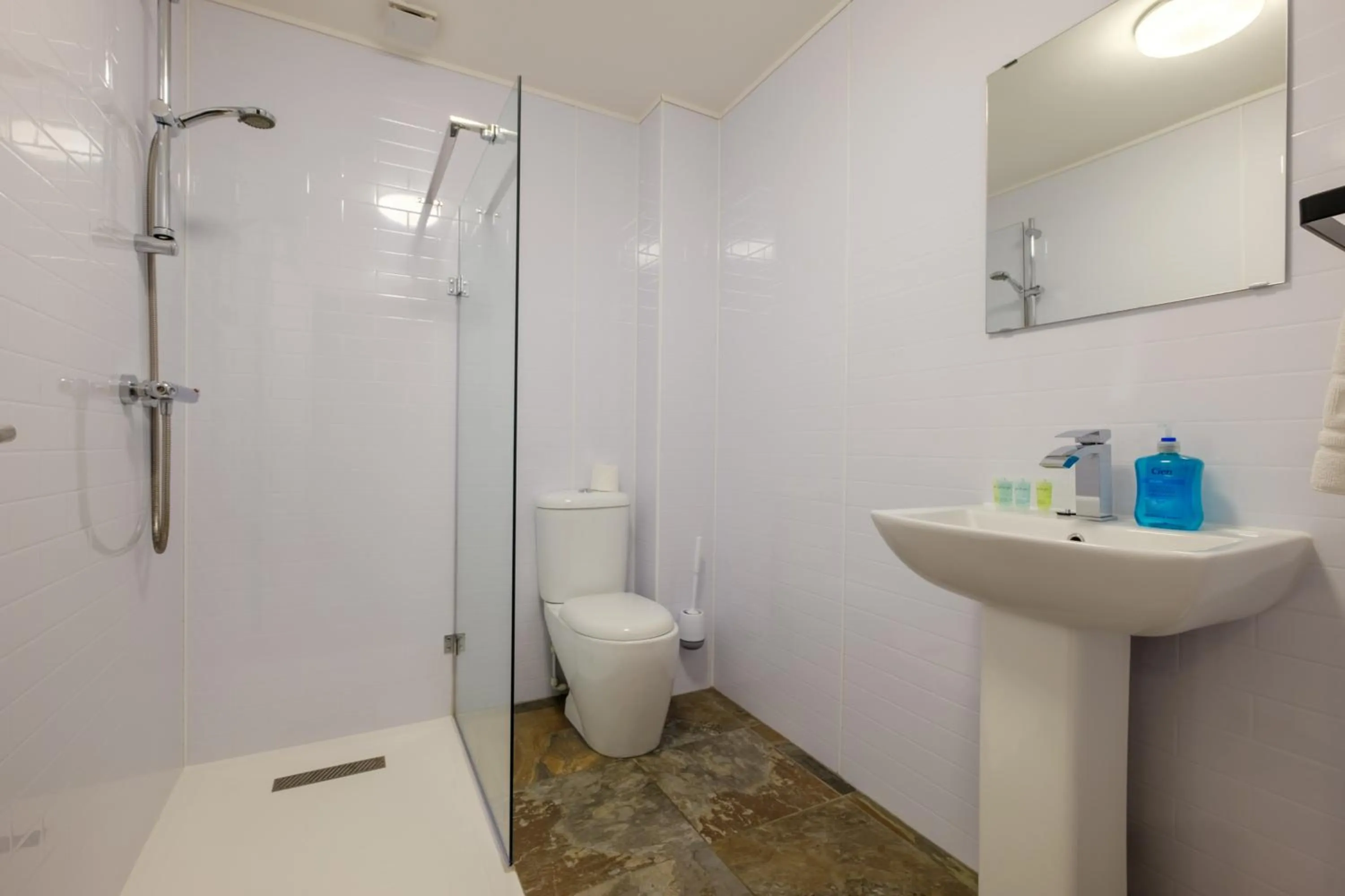 Shower in Station Lodge - FREE off-site Health Club access with Pool, Sauna, Steam Room & Gym