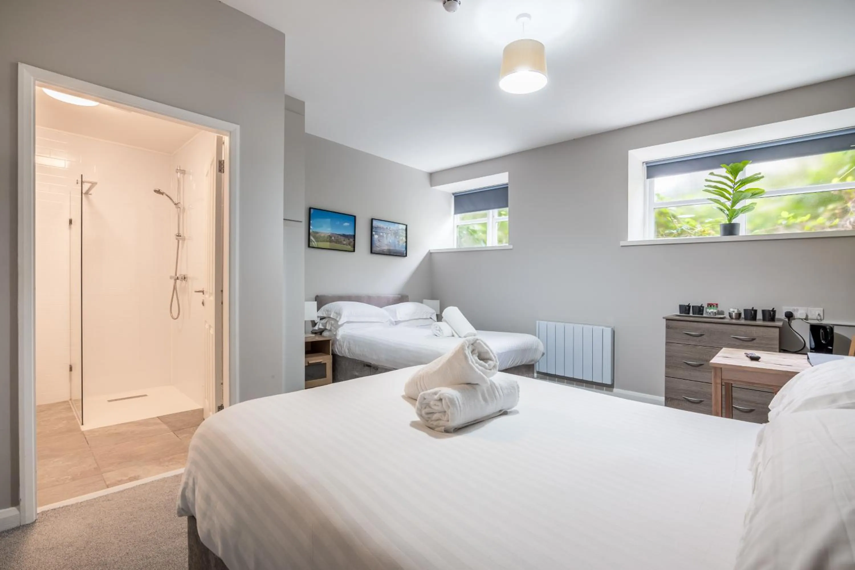 Bed in Station Lodge - FREE off-site Health Club access with Pool, Sauna, Steam Room & Gym