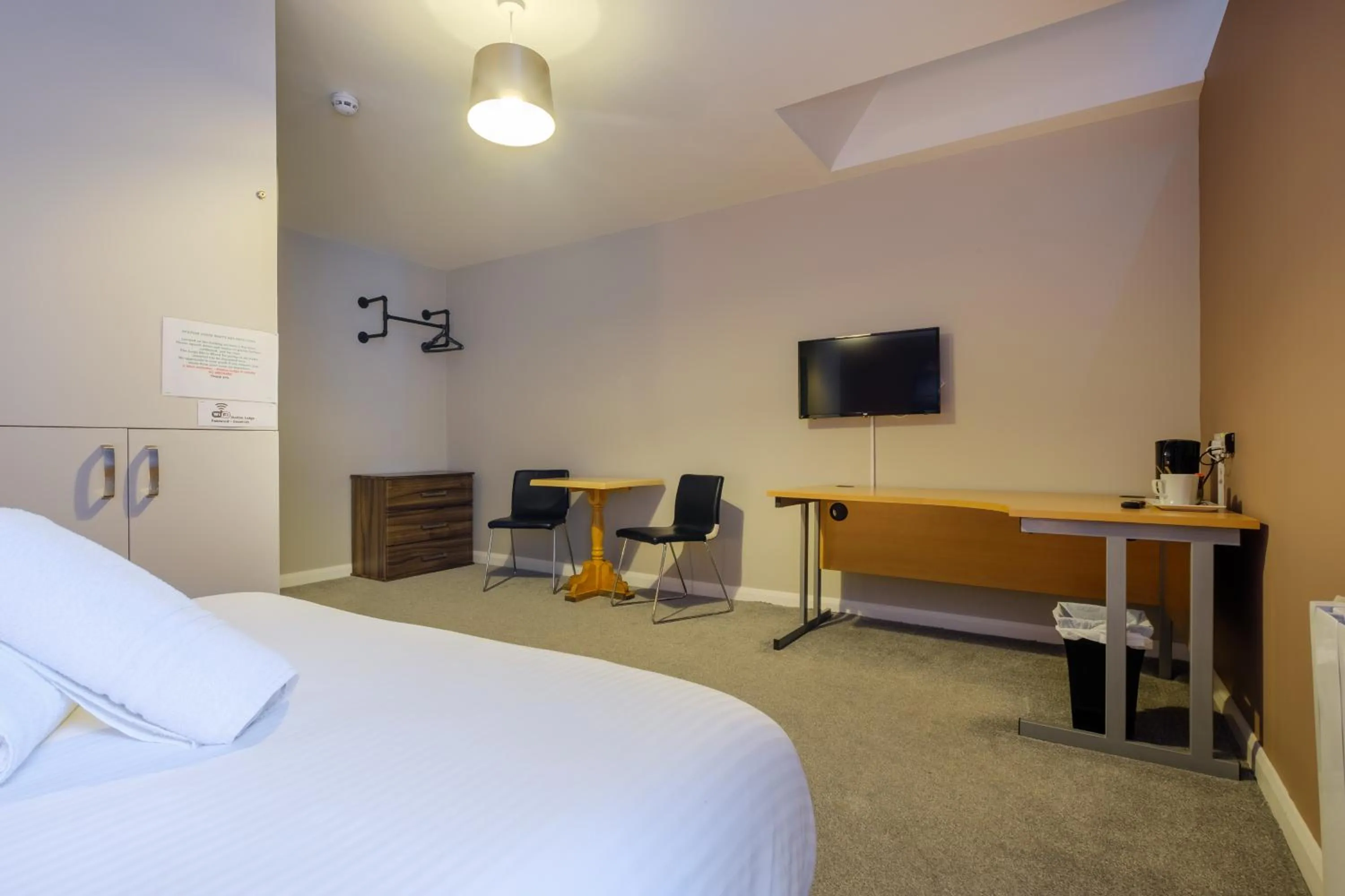 Bed in Station Lodge - FREE off-site Health Club access with Pool, Sauna, Steam Room & Gym