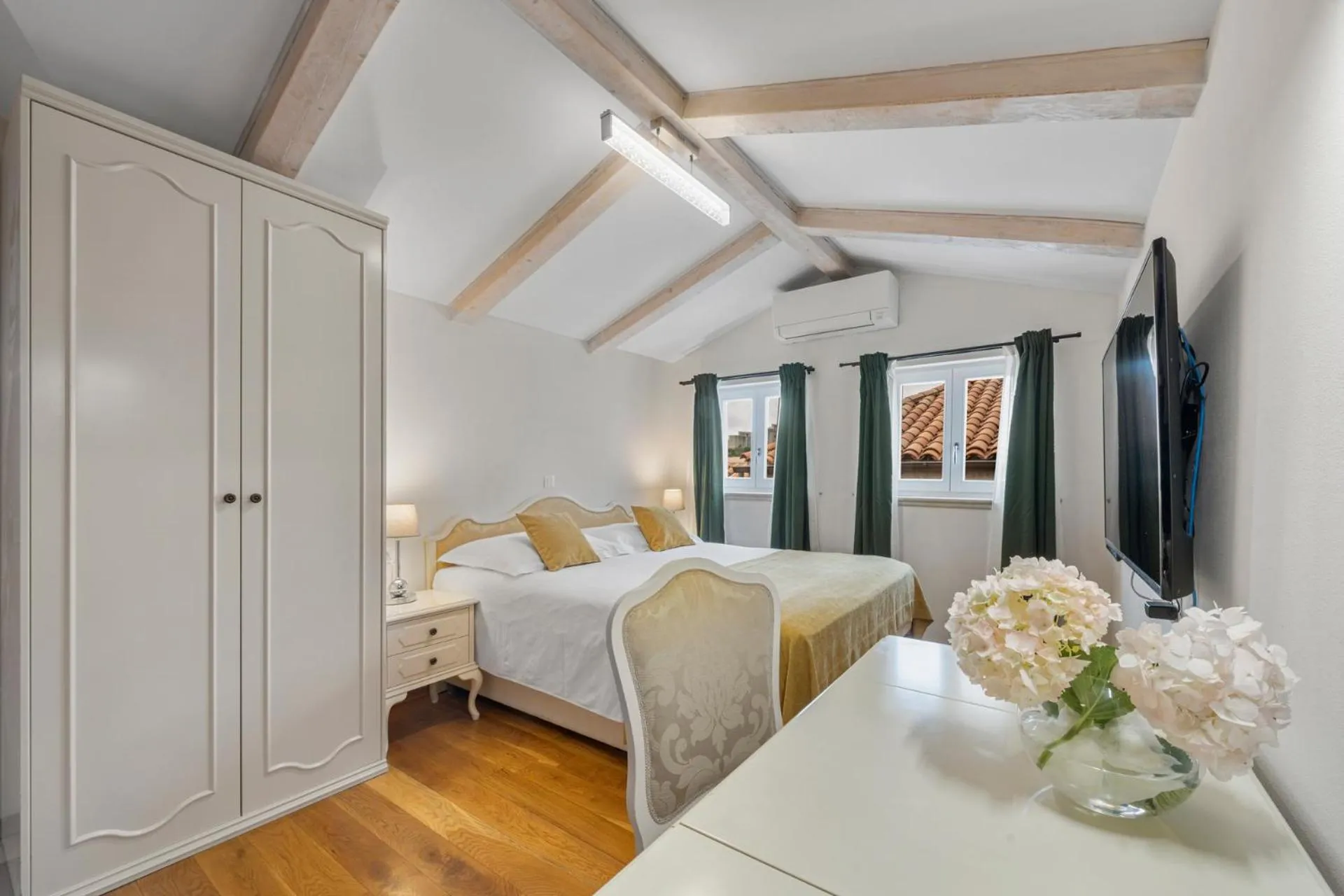 Bedroom, Bed in Palmotta Palace