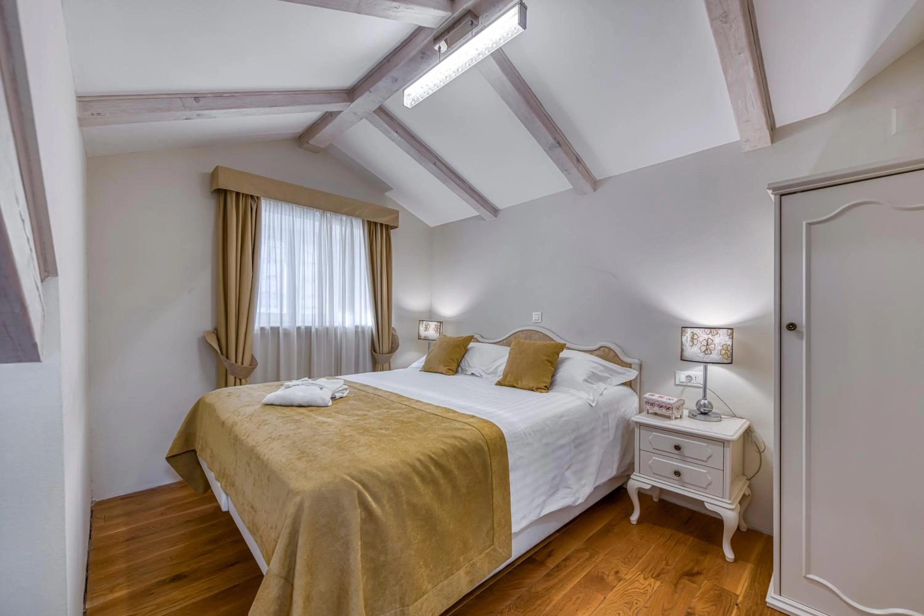 Bedroom, Bed in Palmotta Palace