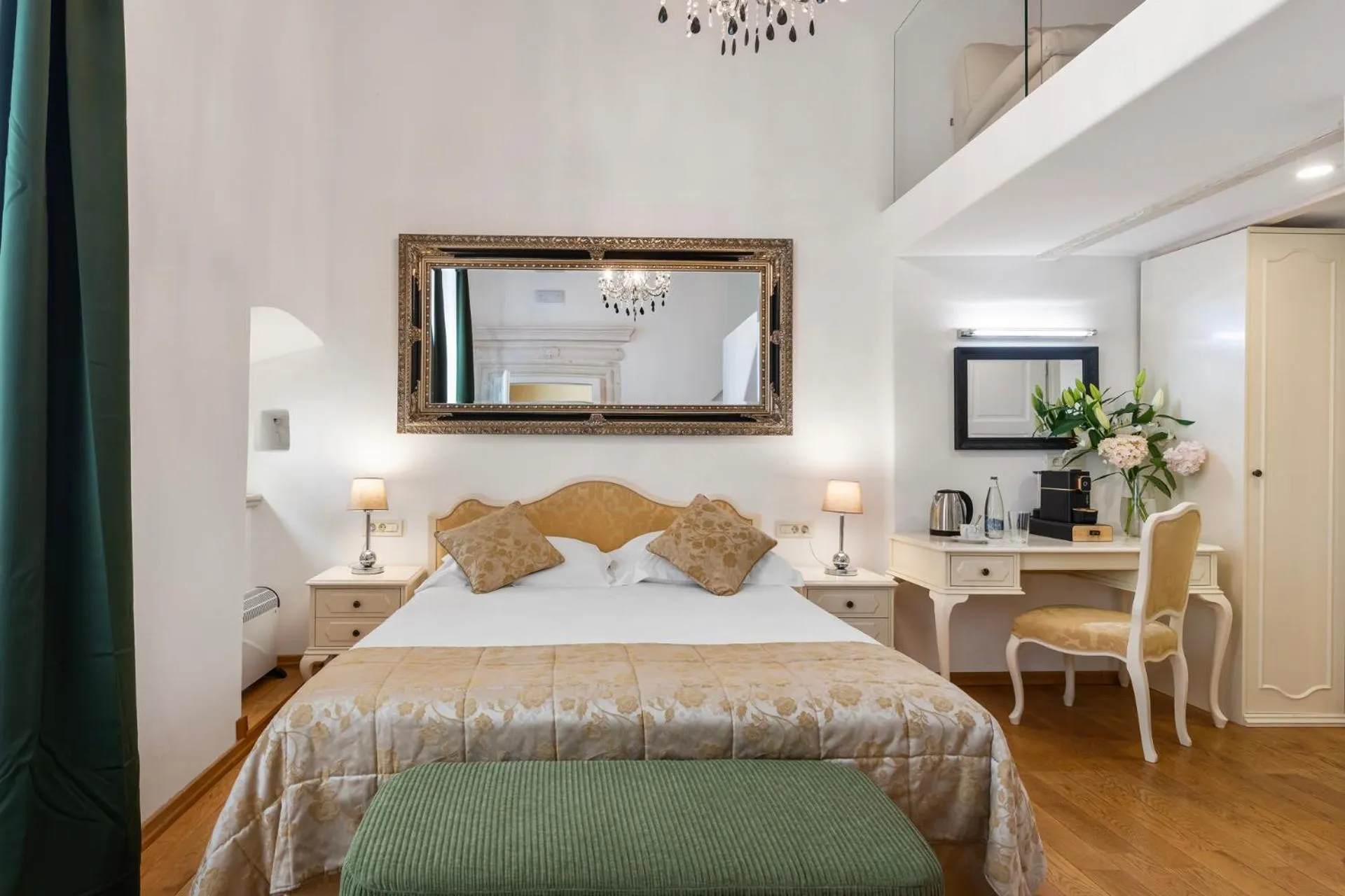 Bedroom, Bed in Palmotta Palace