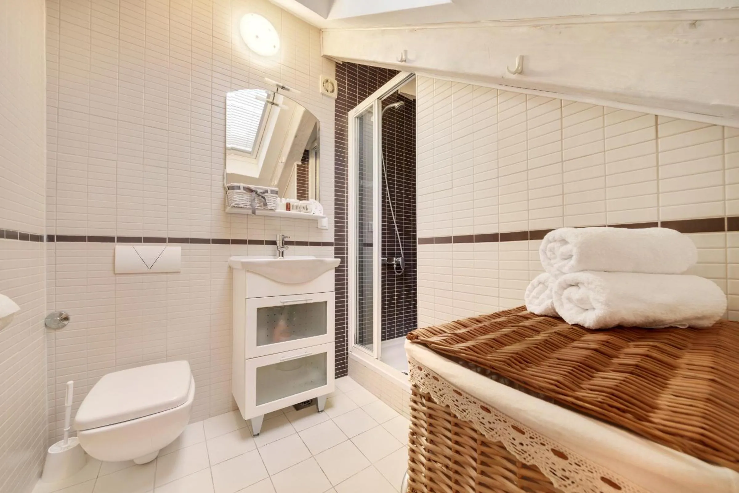 Bathroom, Bed in Palmotta Palace