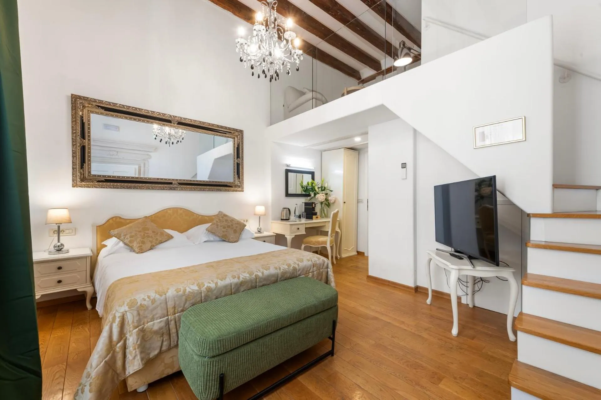 Bedroom, Bed in Palmotta Palace