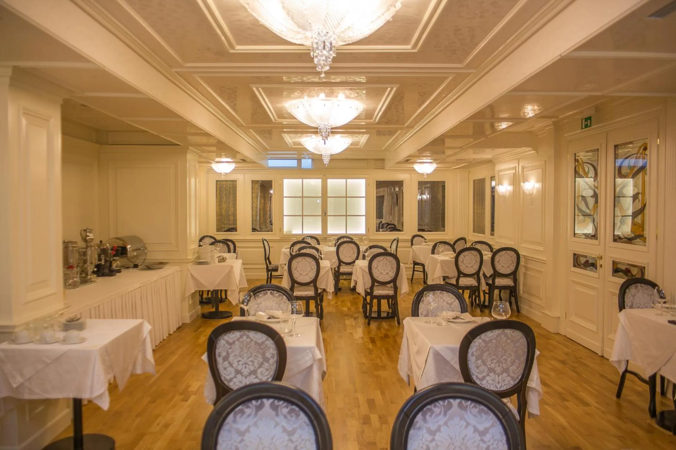 Restaurant/places to eat in Hotel Opera