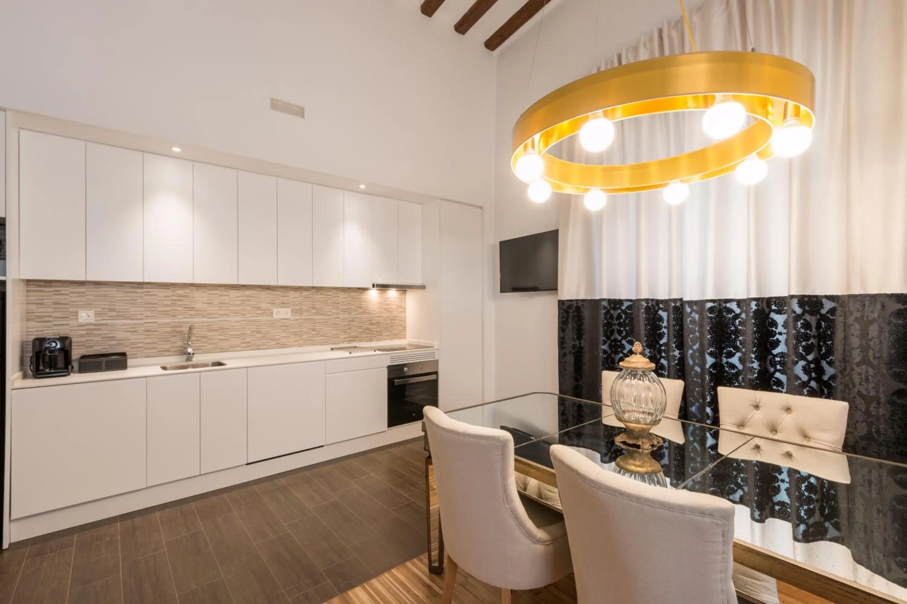 Kitchen or kitchenette in BiBo Suites Oro del Darro