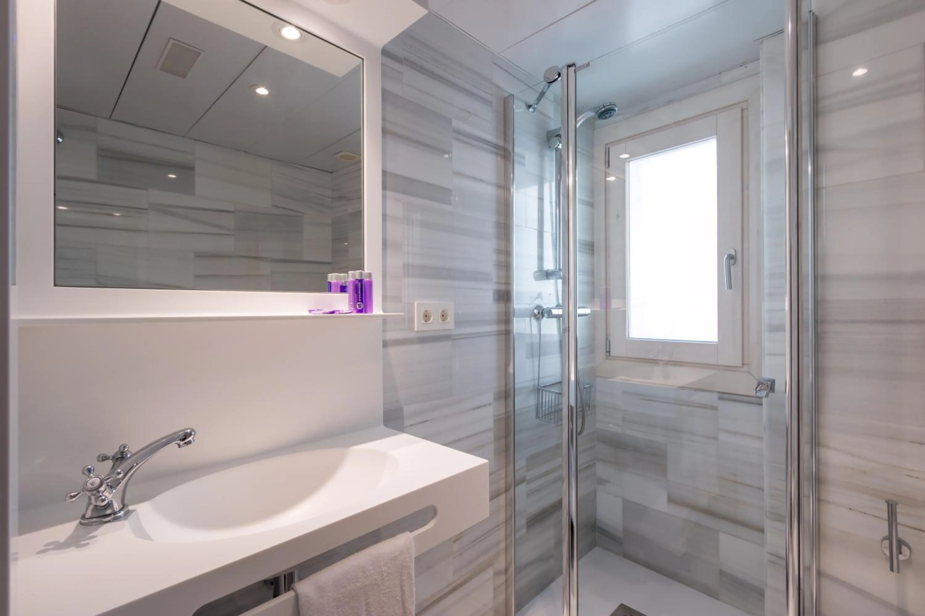 Bathroom in BiBo Suites Oro del Darro