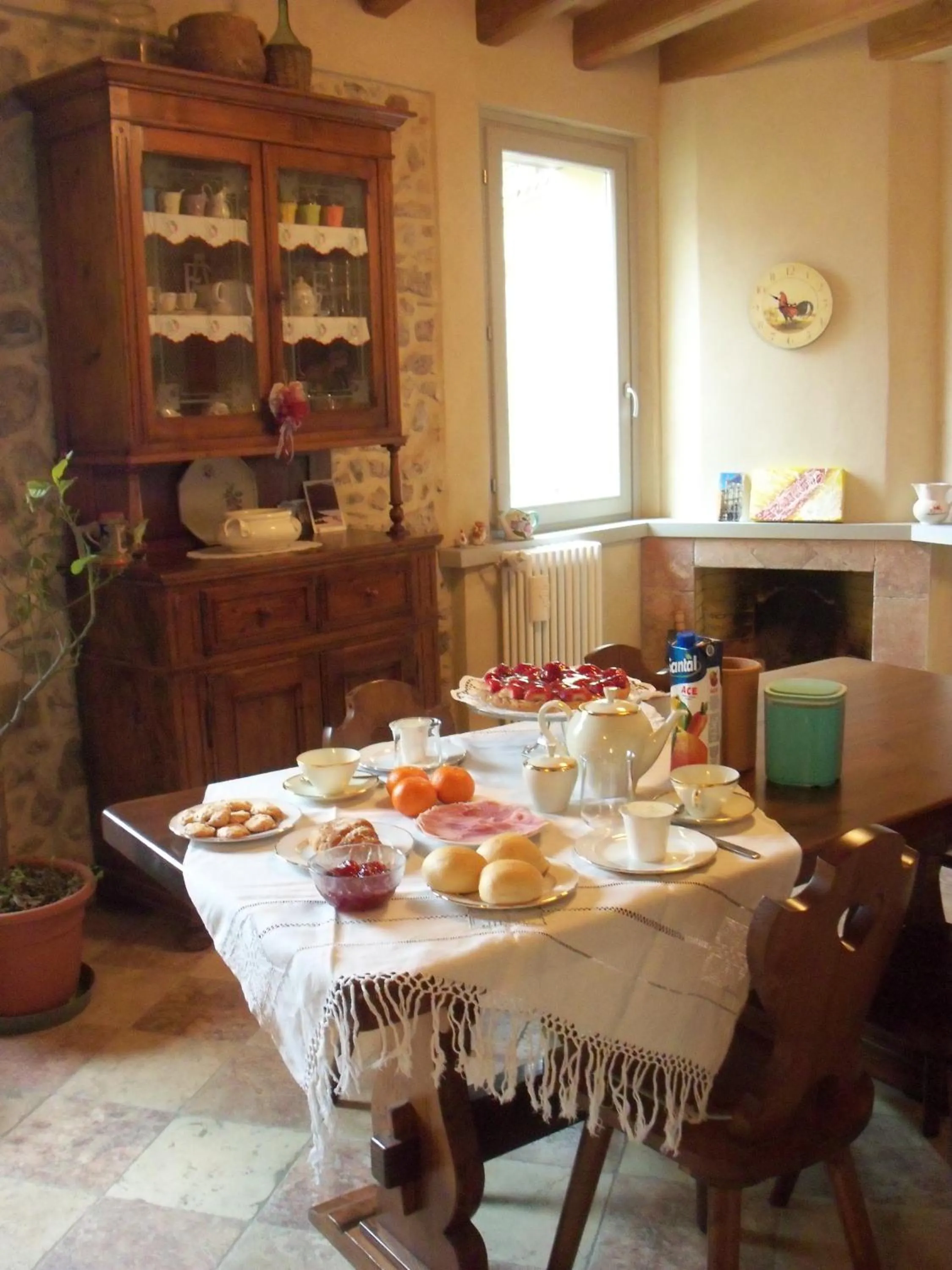 Italian breakfast in B&B Locus Amoenus