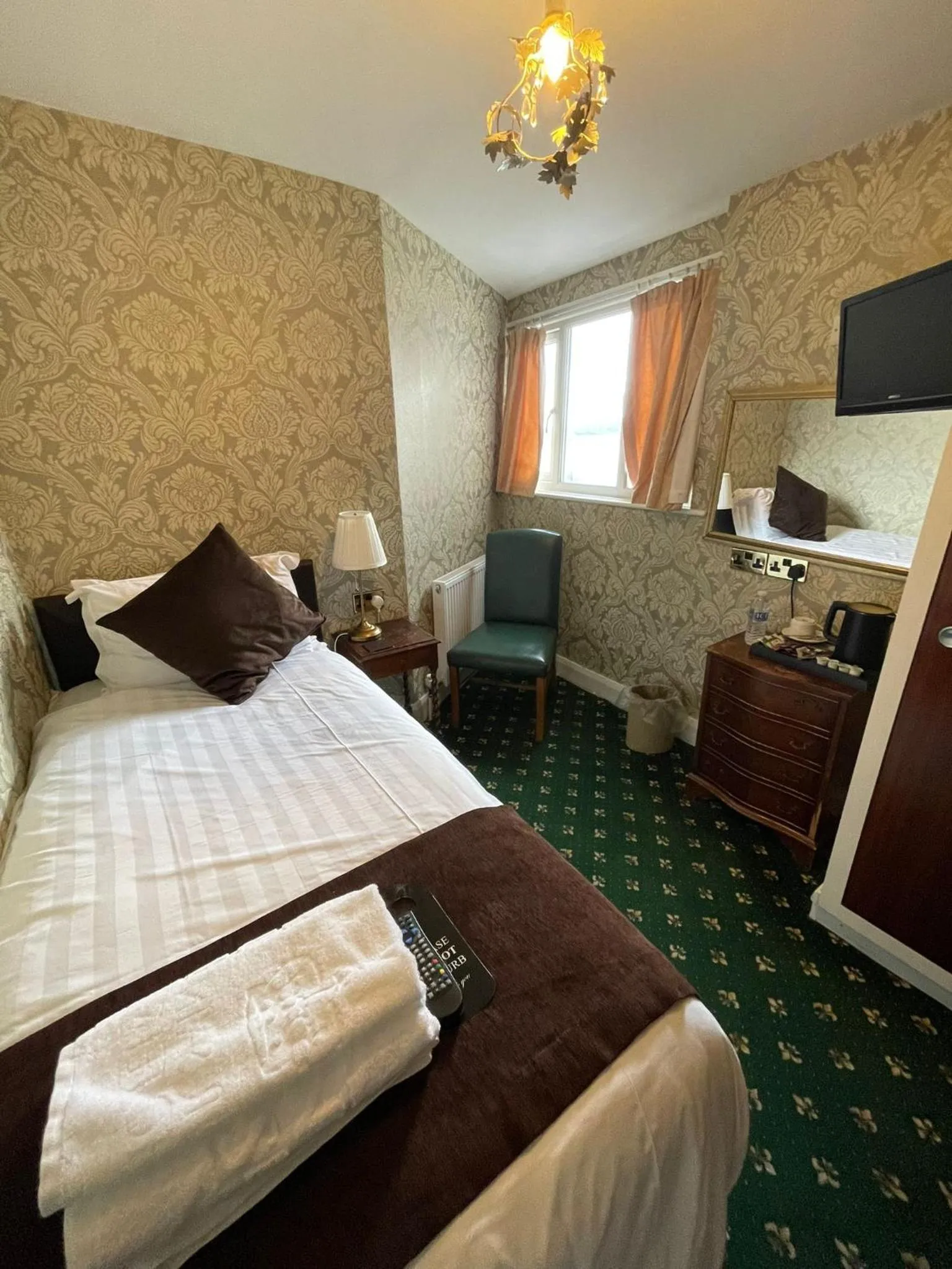 Bedroom, Bed in Headlands Hotel