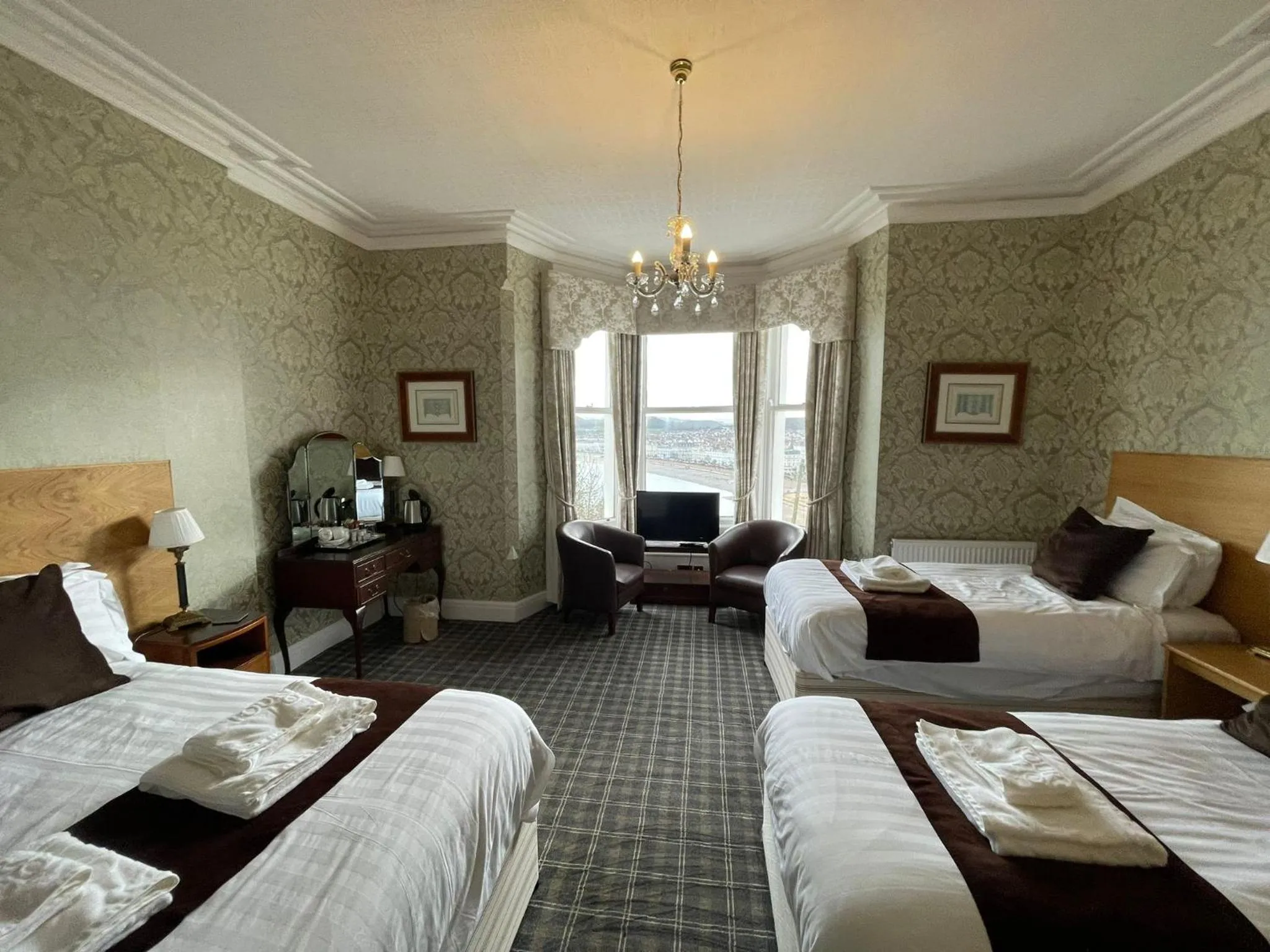 Bedroom, Bed in Headlands Hotel