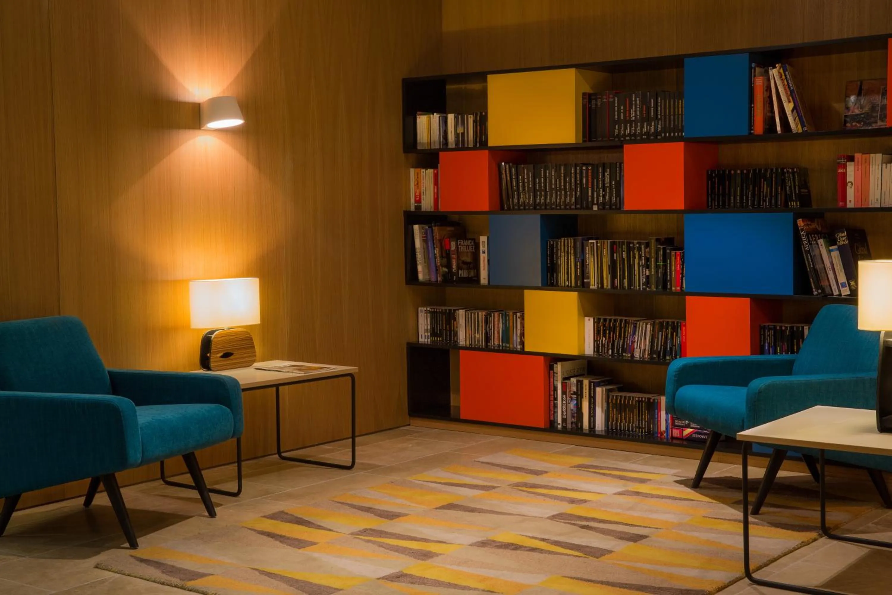 Library in Best Western Plus Hotel Divona Cahors