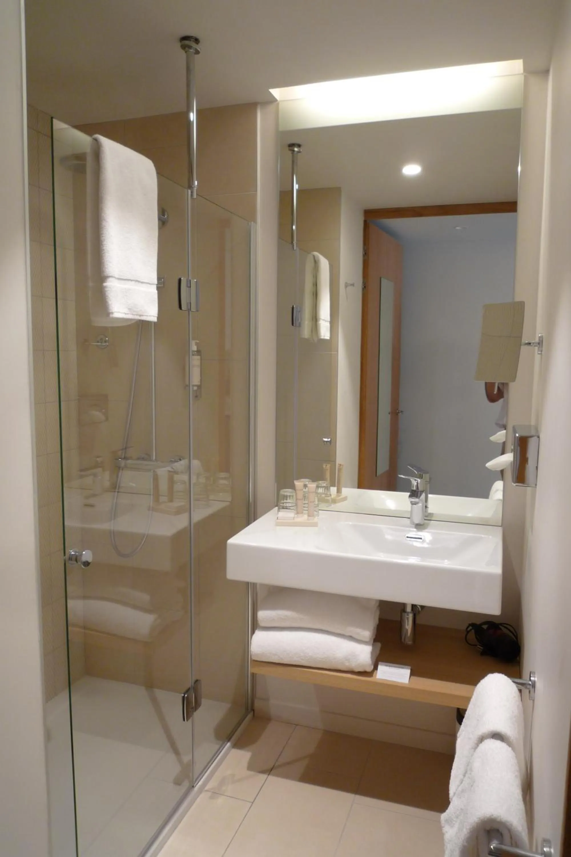 Bathroom in Best Western Plus Hotel Divona Cahors