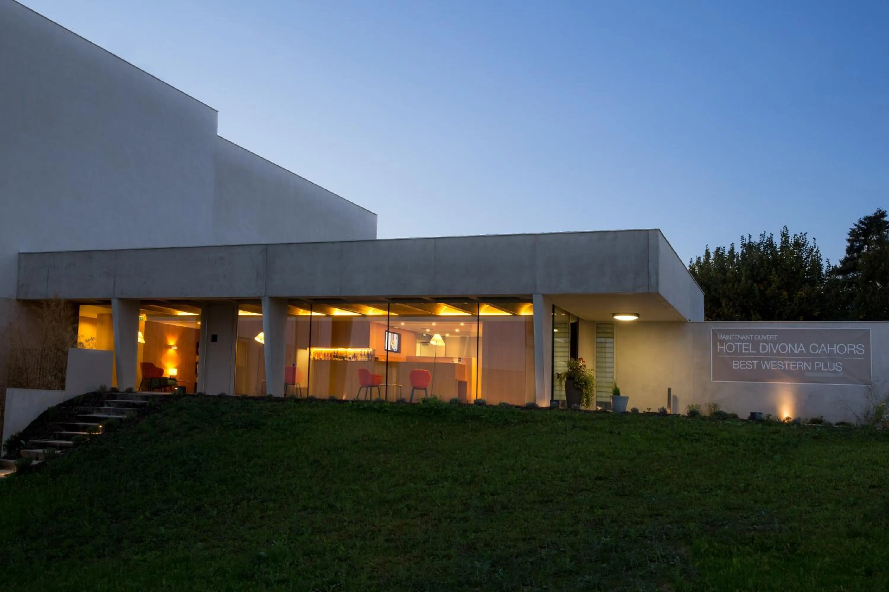 Lobby or reception in Best Western Plus Hotel Divona Cahors