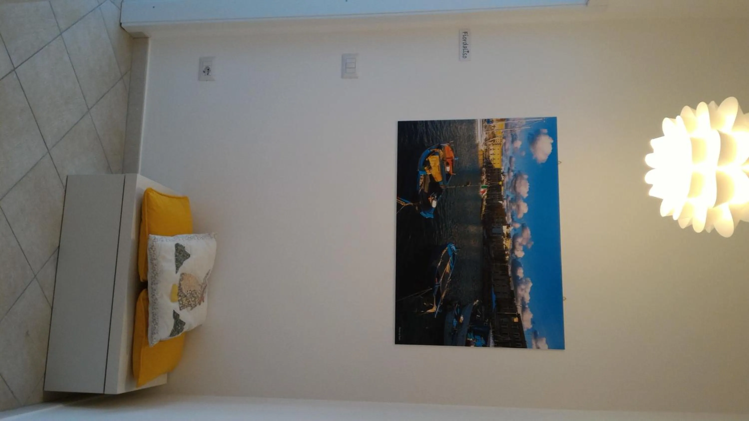 Communal lounge/ TV room in My Room in Trani
