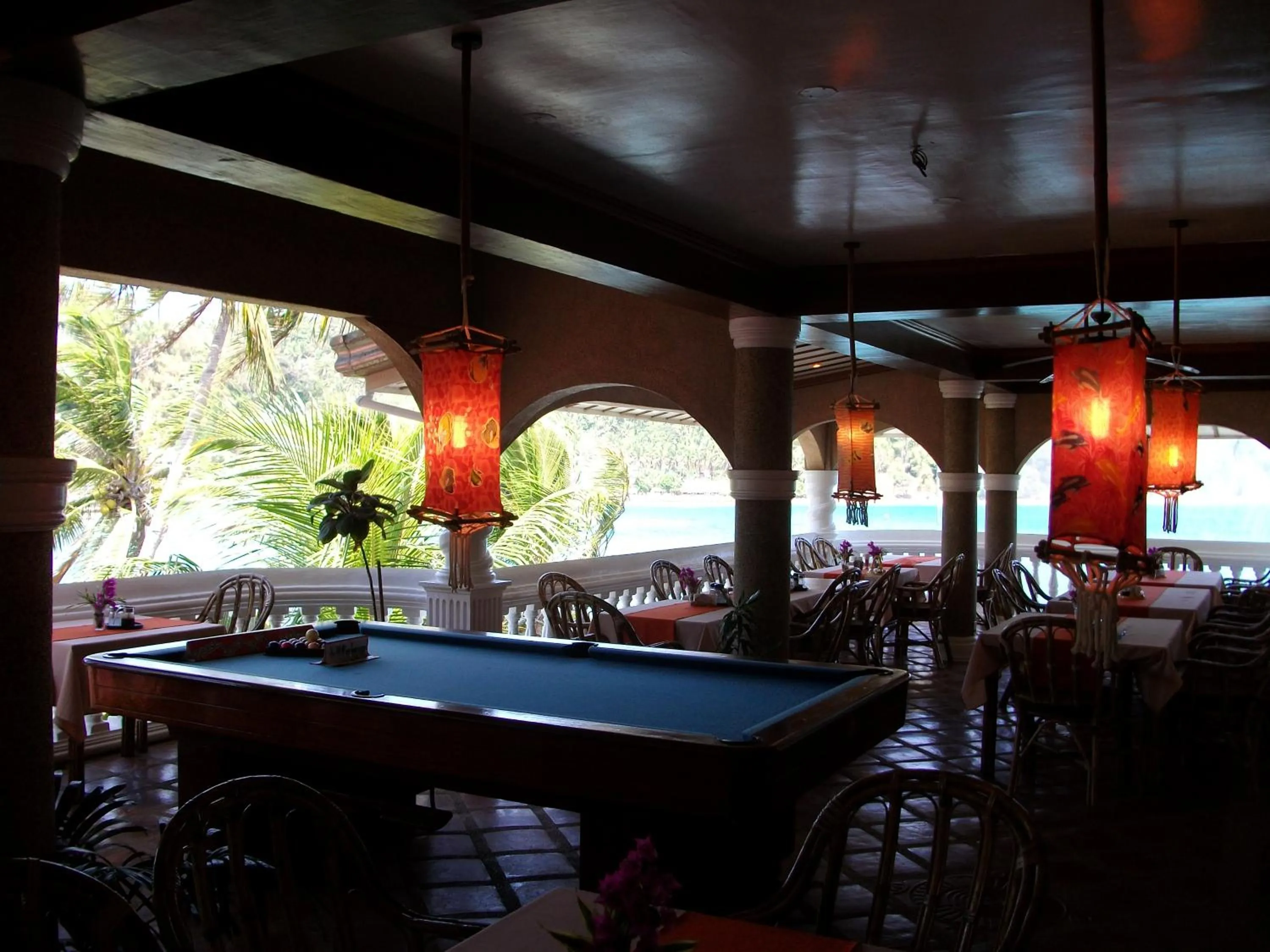 Restaurant/places to eat in Blue Crystal Beach Resort