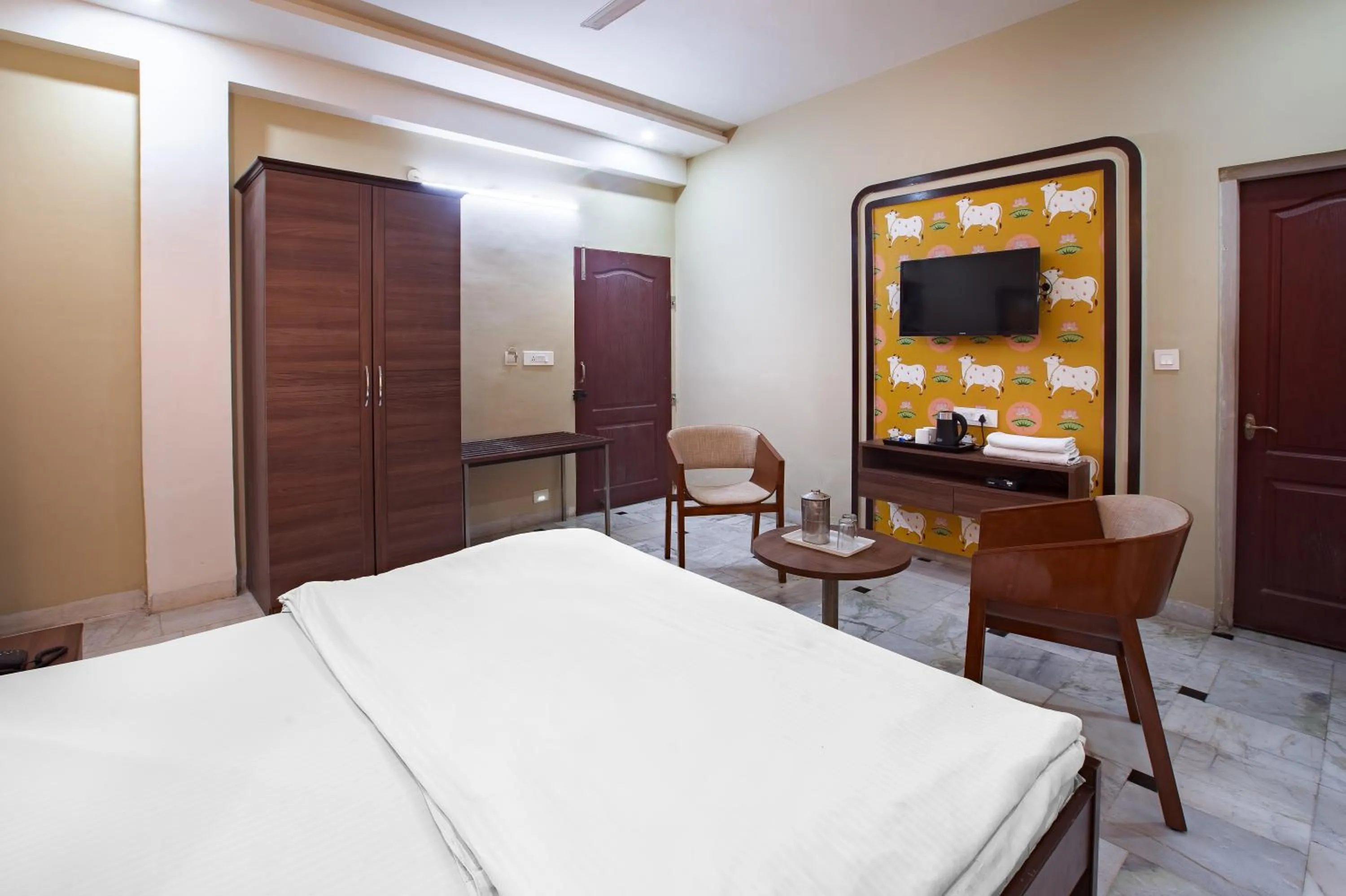 Bed in Hotel Bhakti Dhama