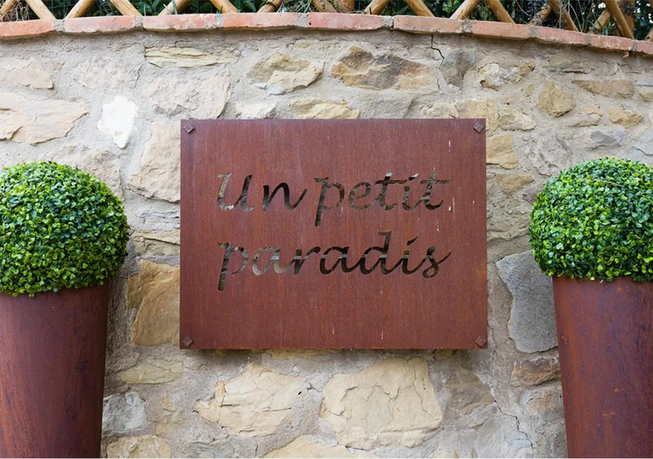 Property logo or sign in Un Petit Paradis