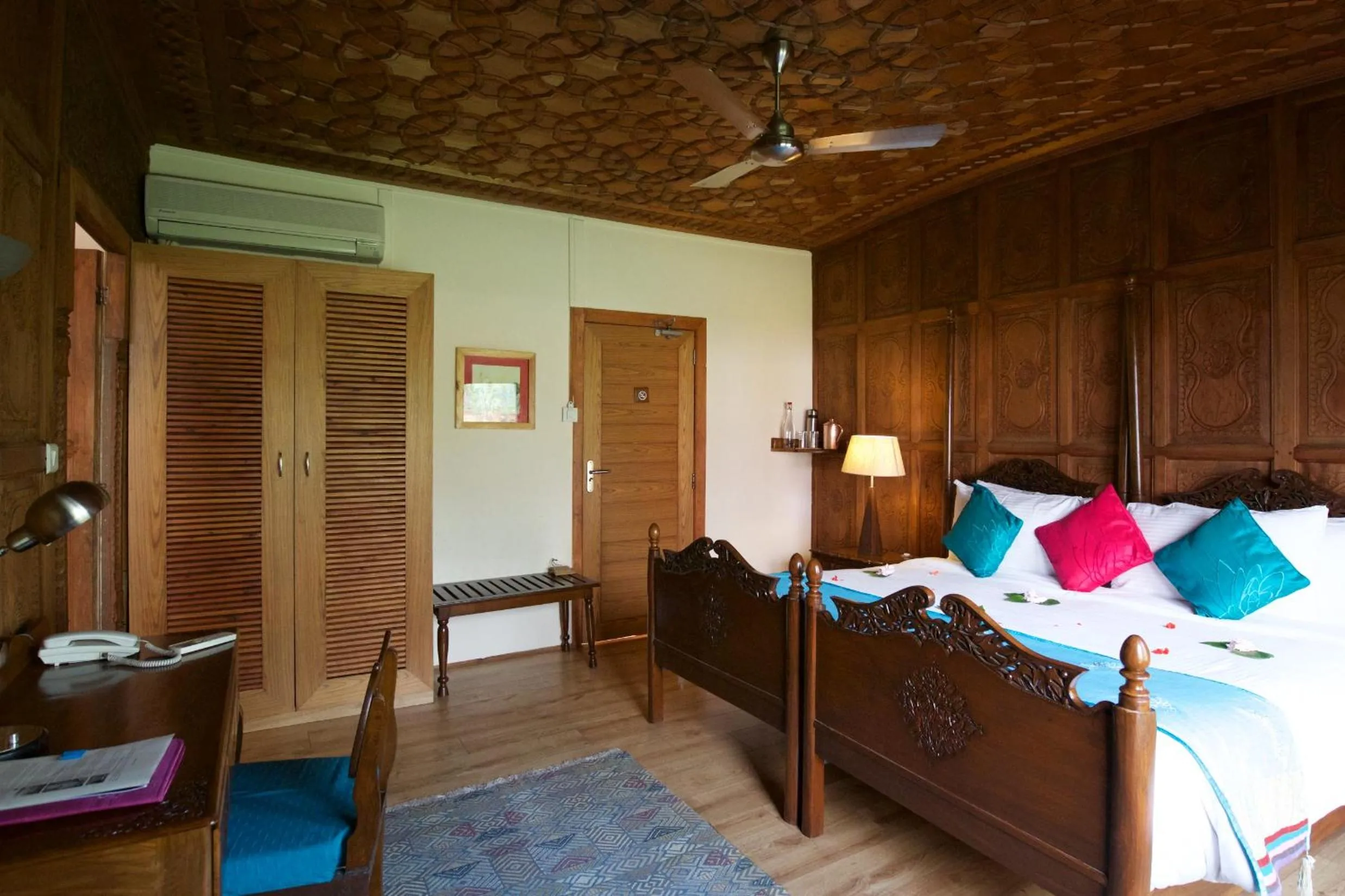 Bed in Sukoon Houseboat Dal Lake