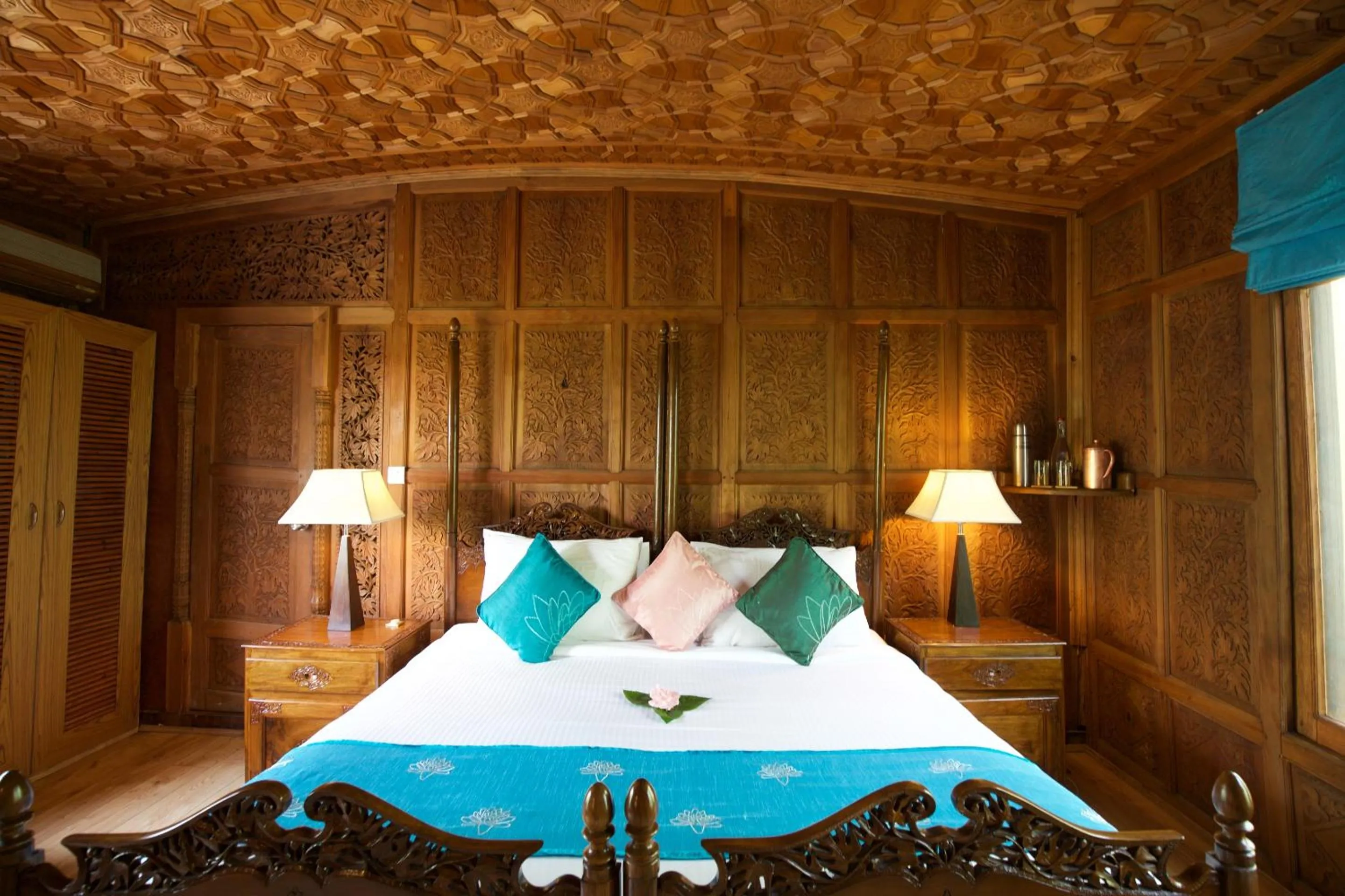 Bed in Sukoon Houseboat Dal Lake