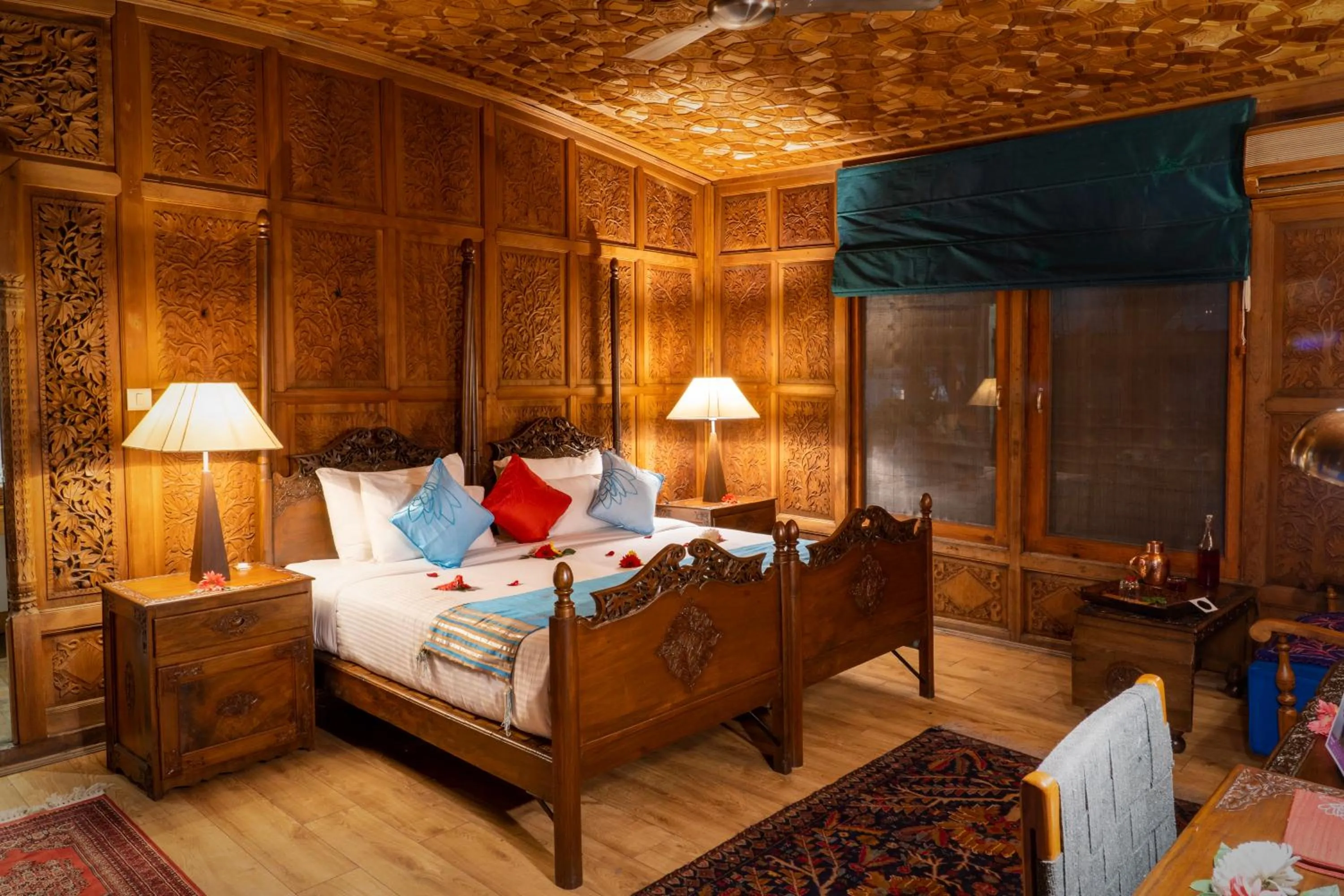 Bed in Sukoon Houseboat Dal Lake