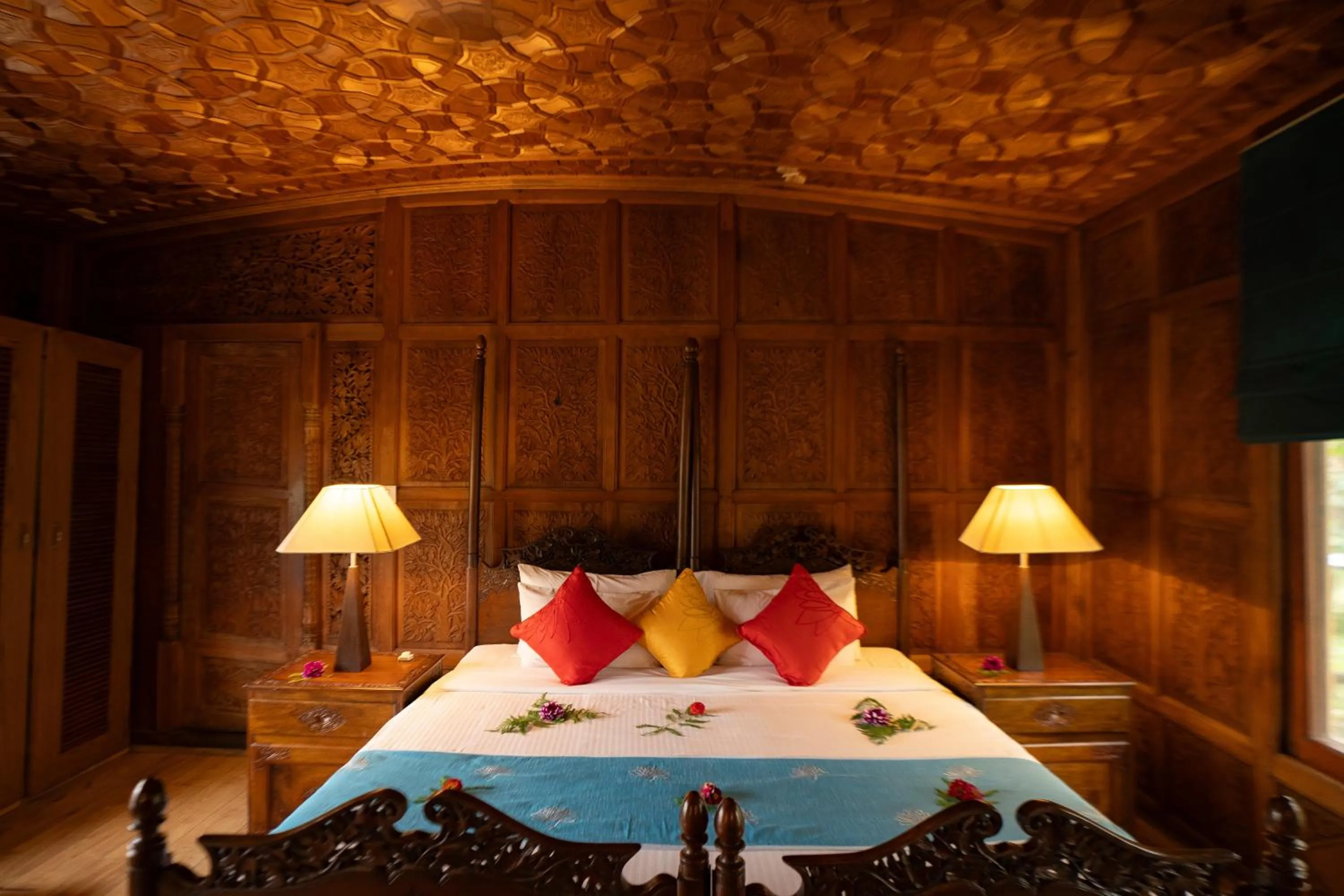 Bed in Sukoon Houseboat Dal Lake