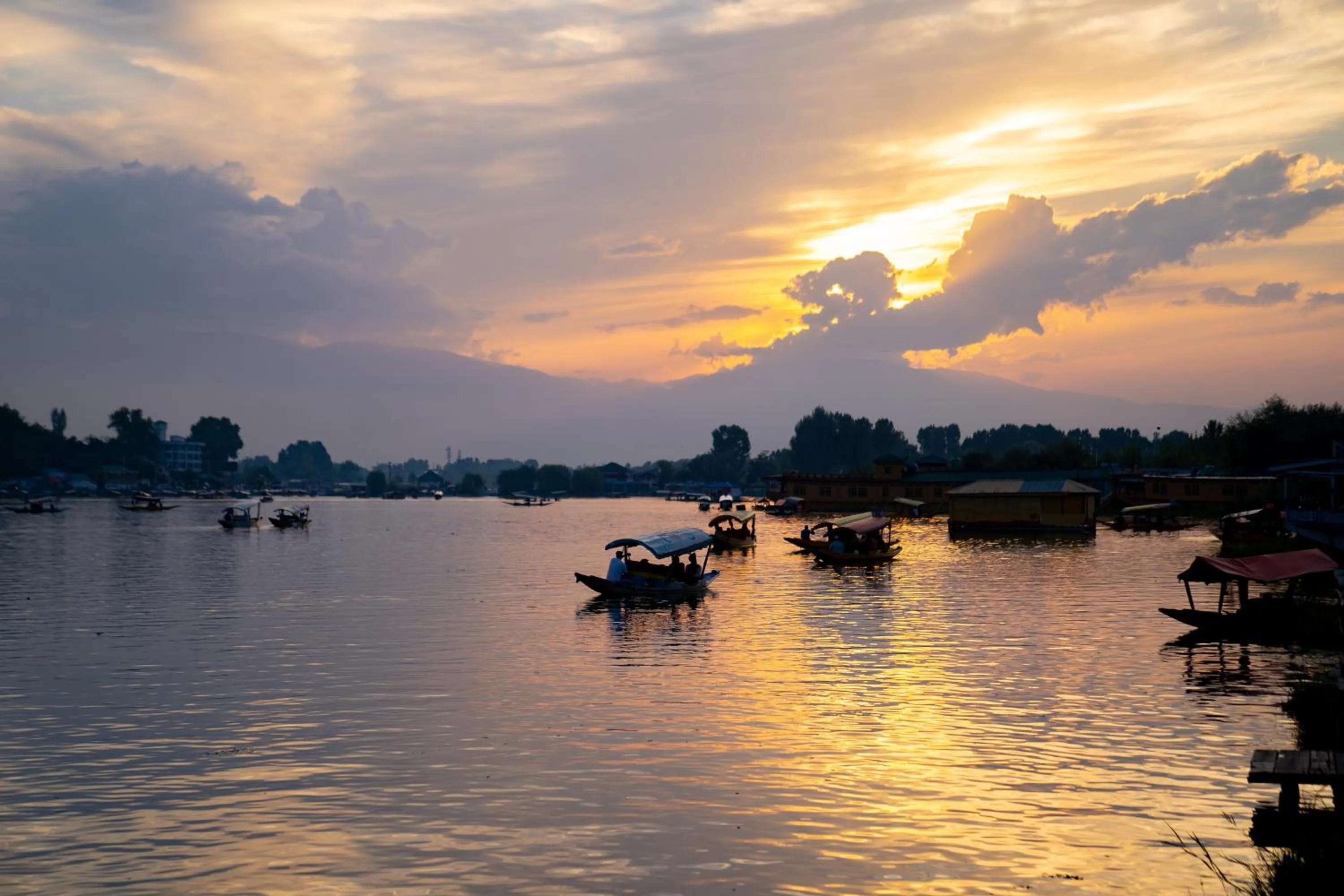 Sukoon Houseboat Dal Lake