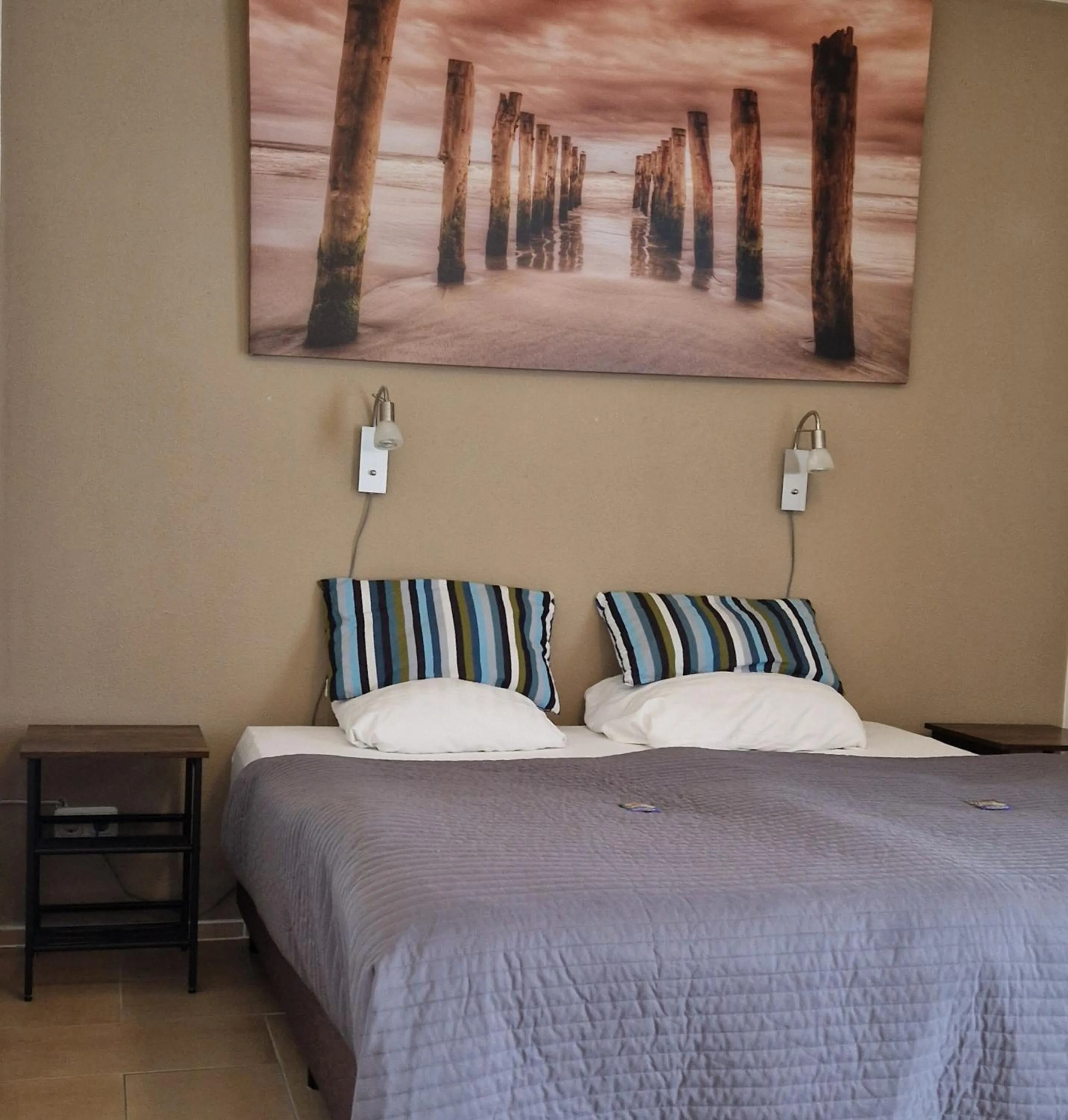 Property building, Bed in Hotel Garni Am Lindenhof Bunde