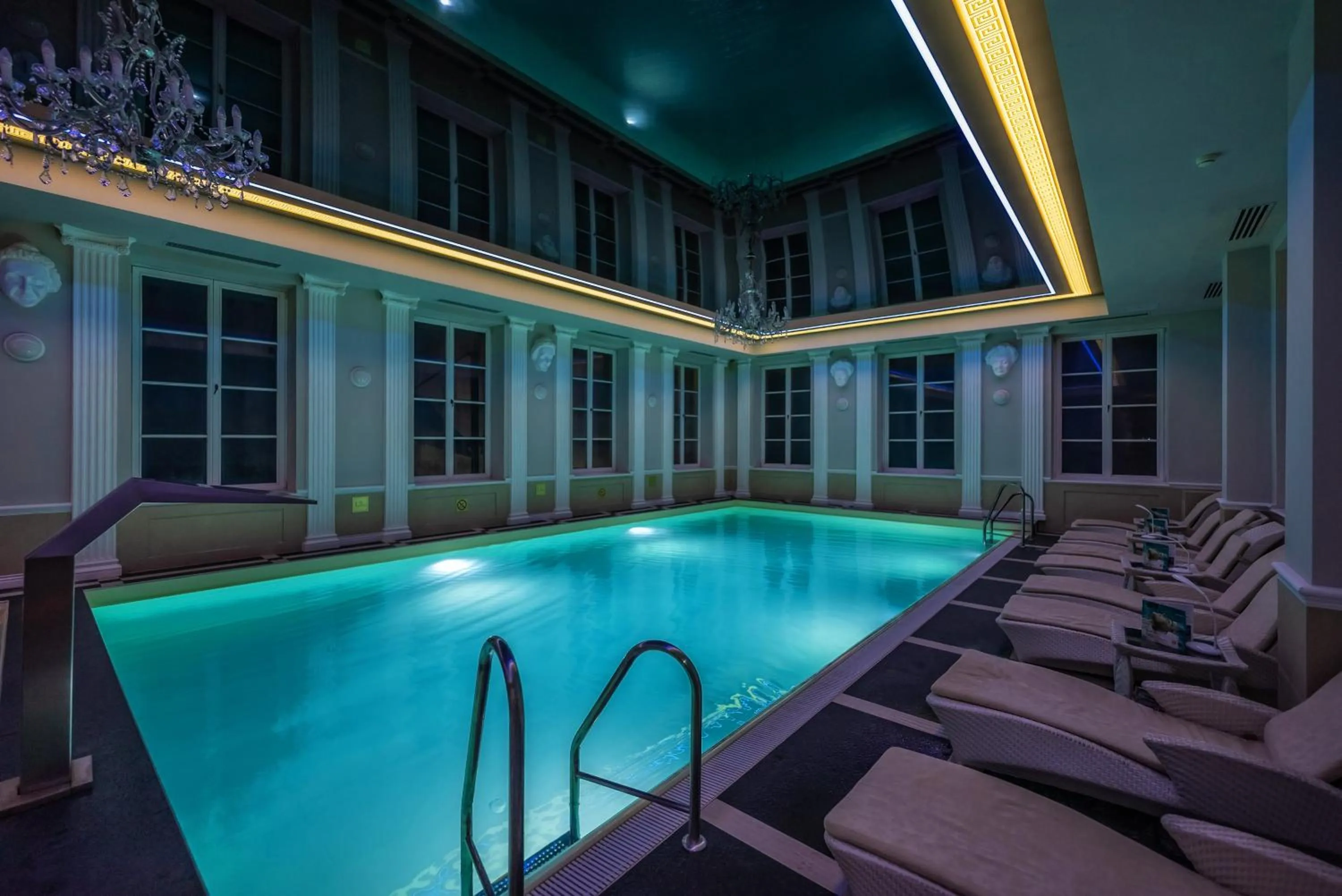 Swimming pool in Hotel Pałac Alexandrinum