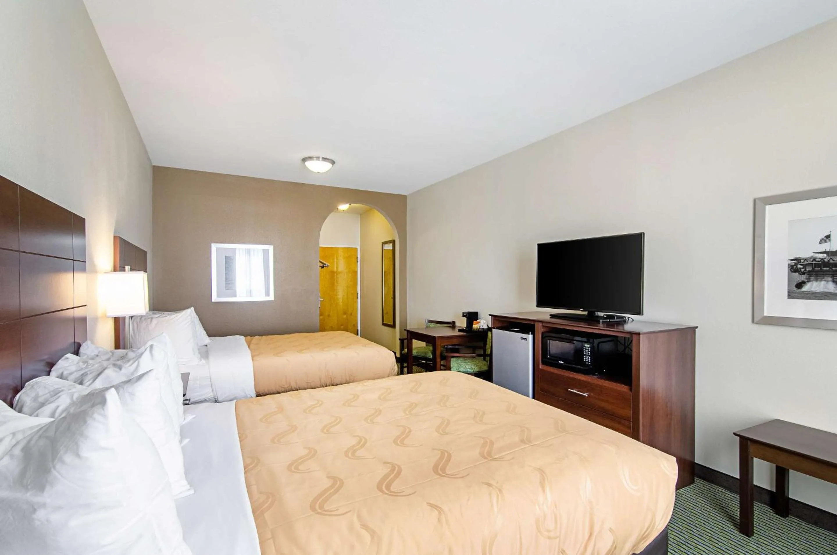Bedroom, Bed in Quality Inn & Suites Near Tanger Outlet Mall